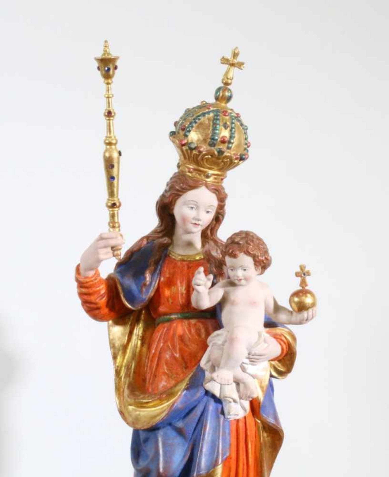 Große Holzfigur - Mondsichelmadonna Polychrom- und goldstaffiert, in der linken Jesuskind, in der - Bild 5 aus 5