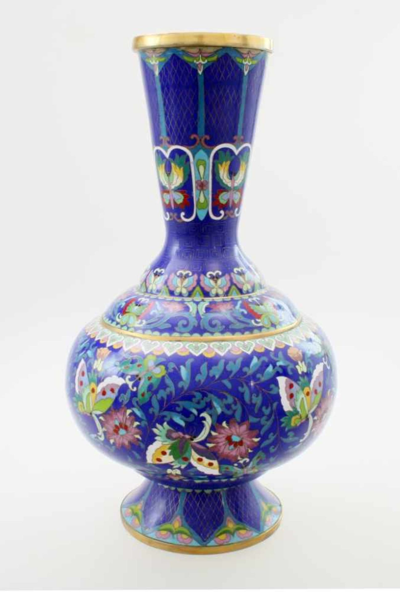 Cloisonné-Emaillevase China Kugelförmig mit kraterförmiger Öffnung, dominierende Blautöne, Blumen,