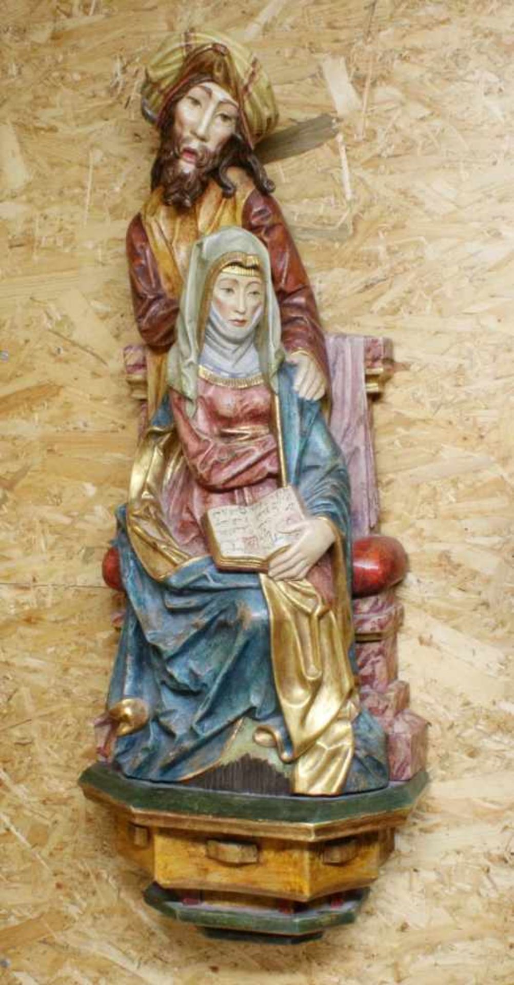 Große Holzfigur - Maria und Joseph Polychrom- und goldstaffiert, halbplastisch geschnitzte - Bild 2 aus 3