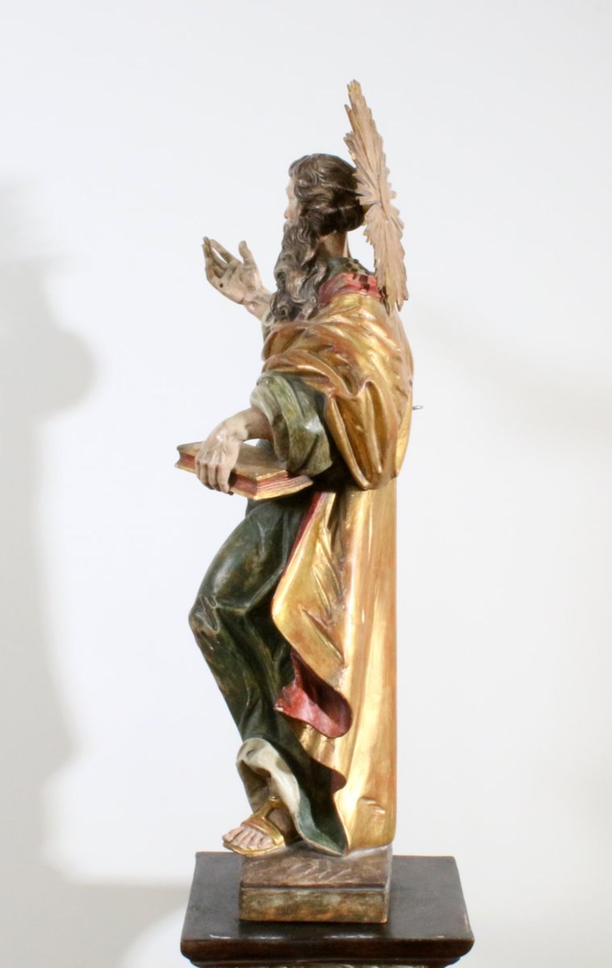 Große Holzfigur - Heiliger Matthäus Polychrom- und goldstaffiert, Figur mit Strahlenkranz und Buch - Bild 2 aus 5