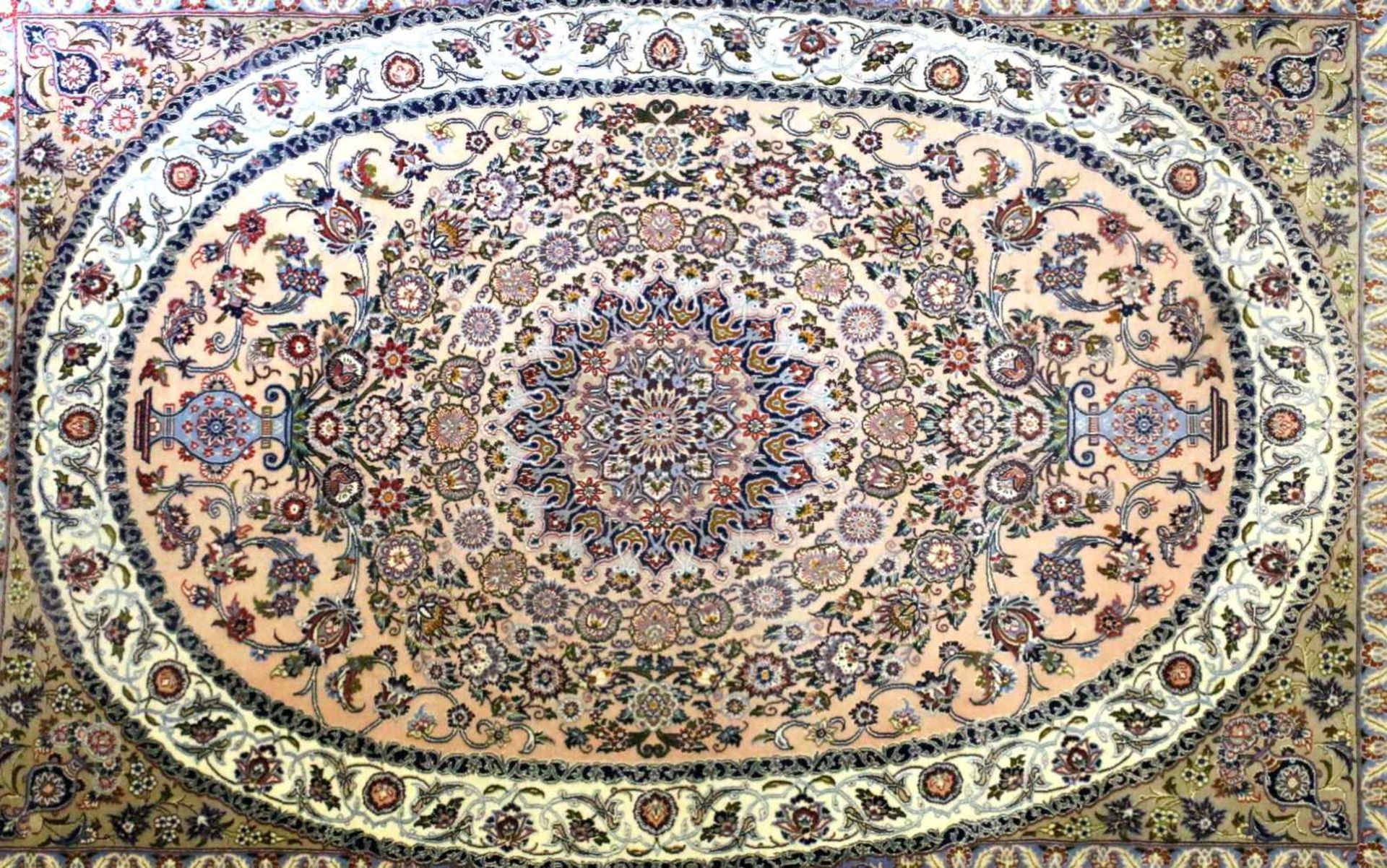 Isfahan - Persien - Wolle mit Seide auf Seide Großes Rundmedaillon mit 2 Blumenvasen - selten, - Bild 2 aus 2