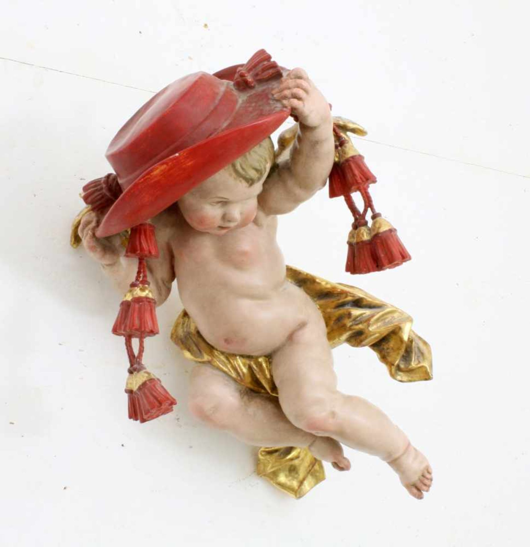 Große Holzfigur - Engel mit Hut Polychrom- und goldstaffiert, mit beiden Händen breitkrämpigen Hut - Bild 3 aus 4