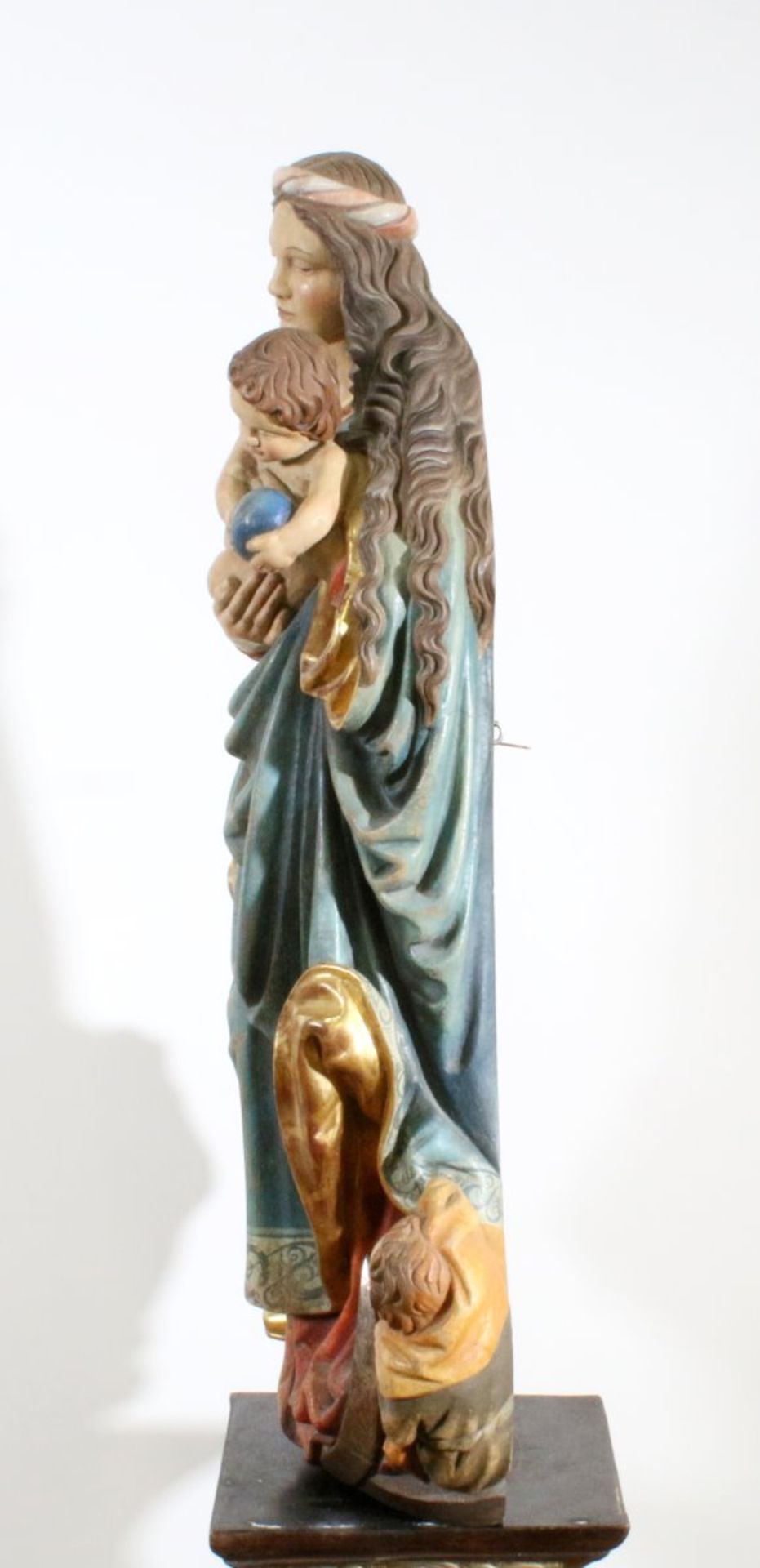 Große Holzfigur - Mondsichelmadonna Polychrom- und goldstaffiert, Maria im wallenden Umhang, das - Bild 2 aus 6