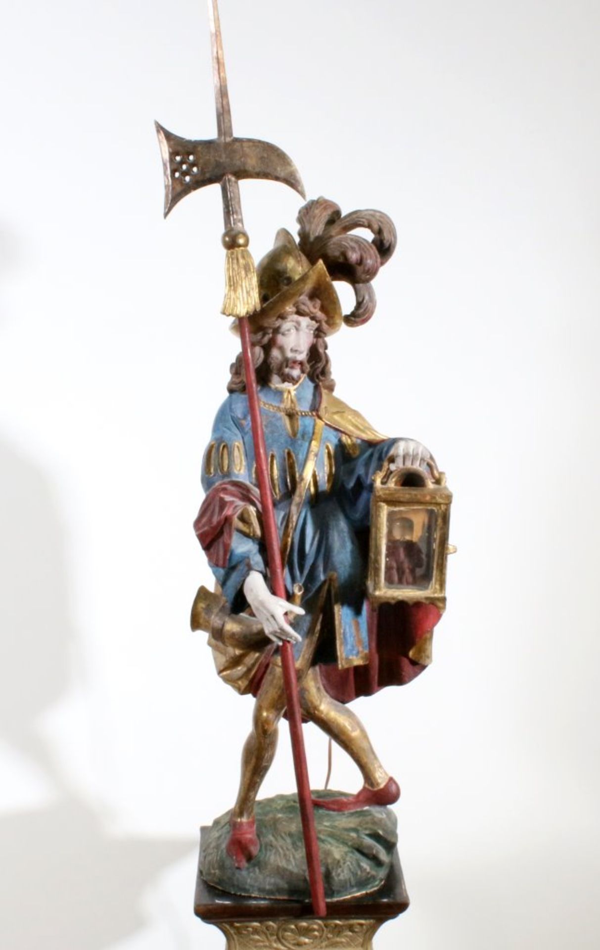 Große Holzfigur - Nachtwächter Polychrom- und goldstaffiert, Nachtwächter mit Hellebarde und