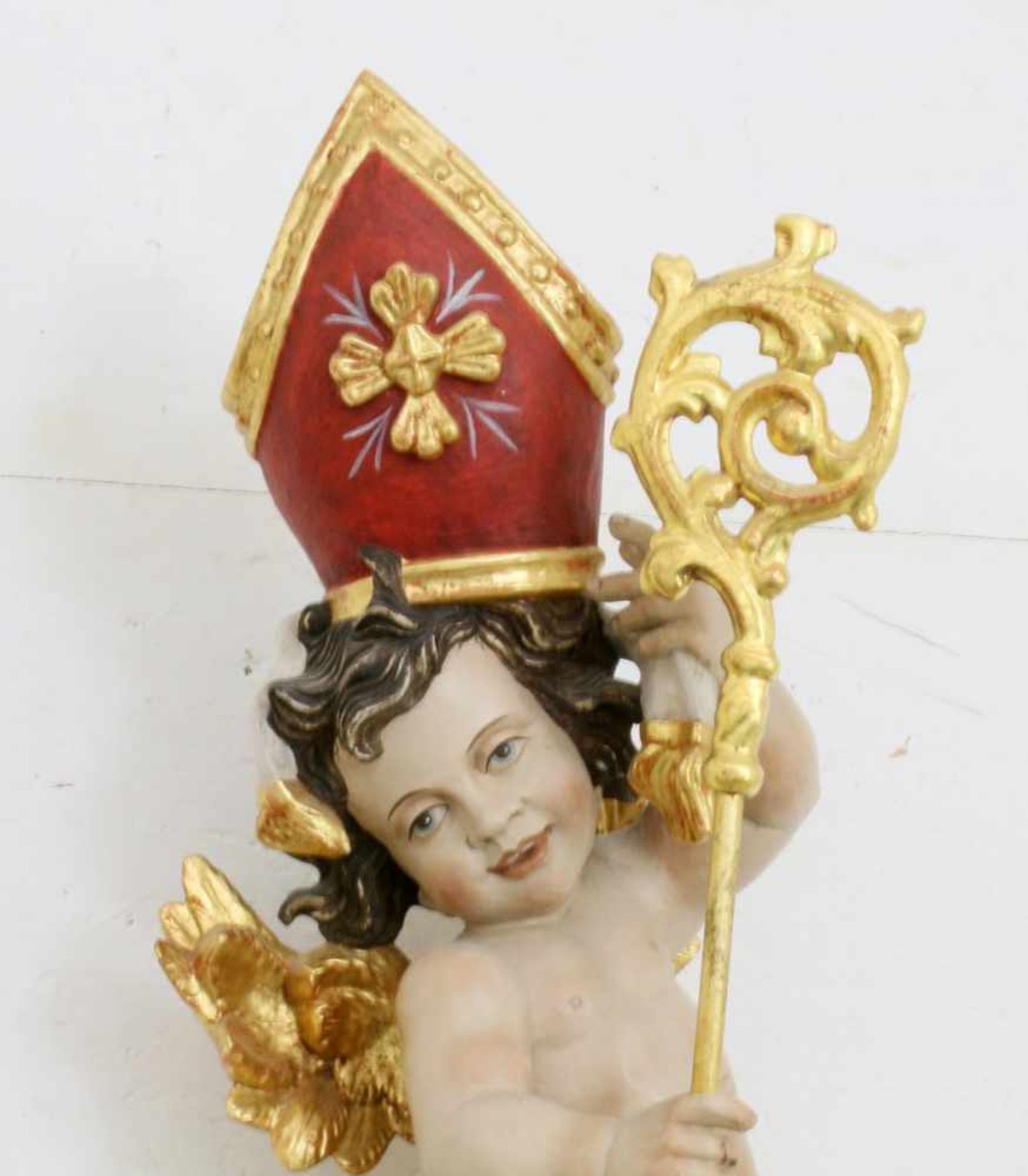 Große Holzfigur - Engel mit Bischofsmütze und Stab Polychrom- und goldstaffiert, in der rechten - Bild 4 aus 4