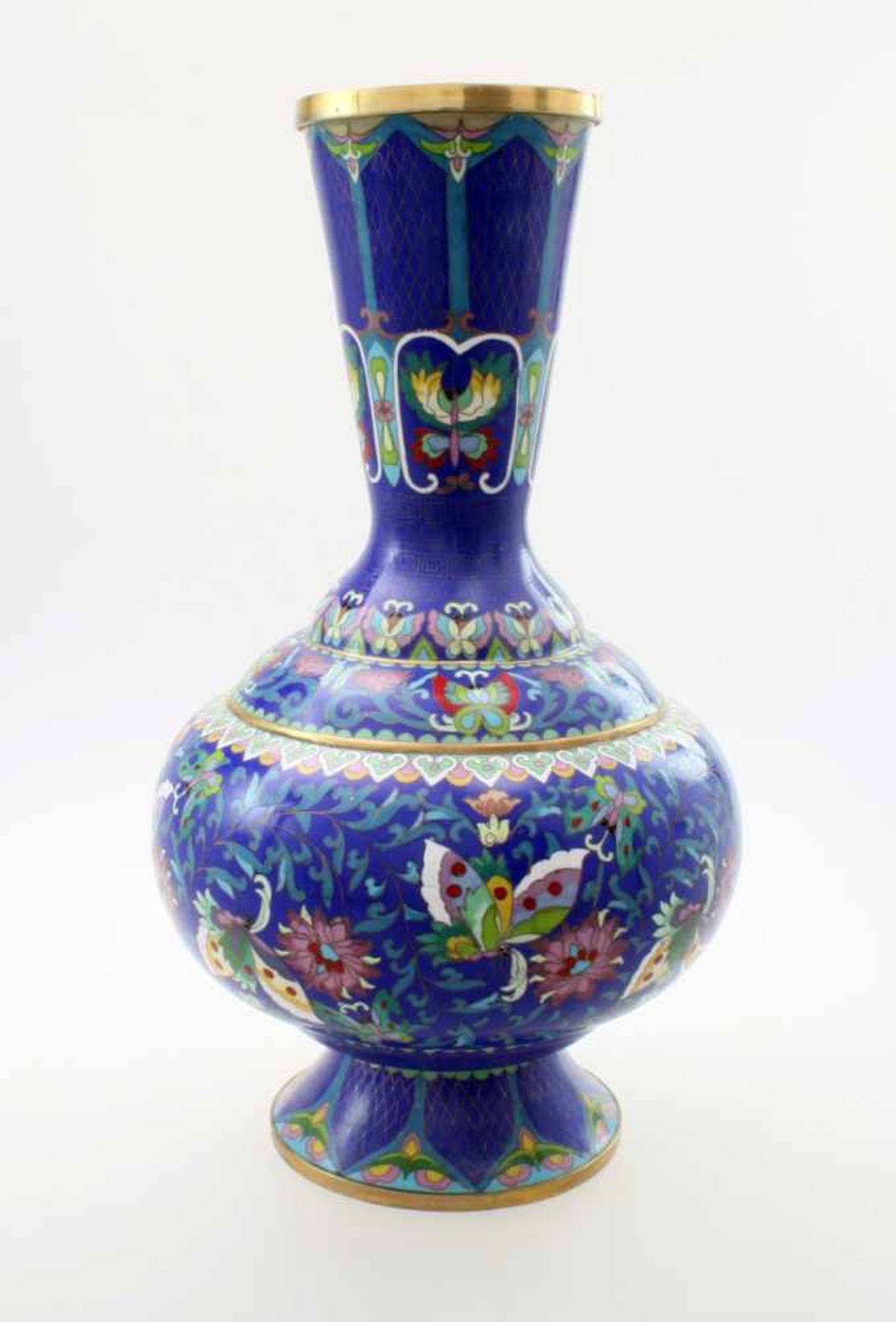 Cloisonné-Emaillevase China Kugelförmig mit kraterförmiger Öffnung, dominierende Blautöne, Blumen, - Bild 2 aus 3