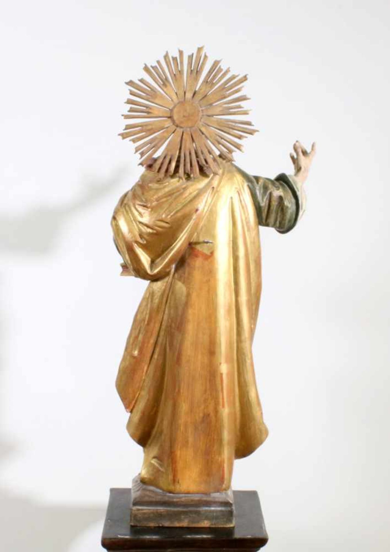 Große Holzfigur - Heiliger Matthäus Polychrom- und goldstaffiert, Figur mit Strahlenkranz und Buch - Bild 3 aus 5