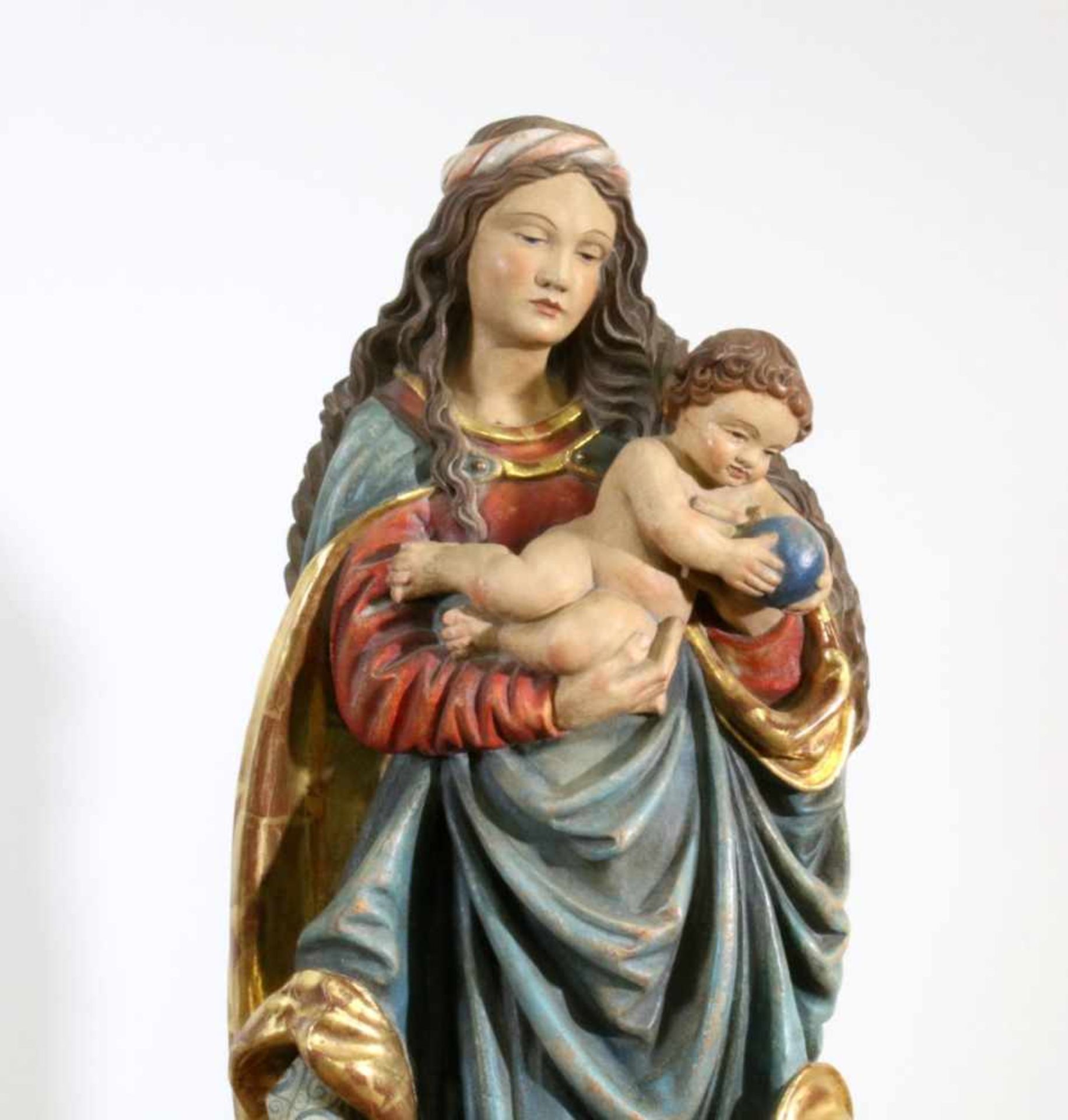 Große Holzfigur - Mondsichelmadonna Polychrom- und goldstaffiert, Maria im wallenden Umhang, das - Bild 5 aus 6