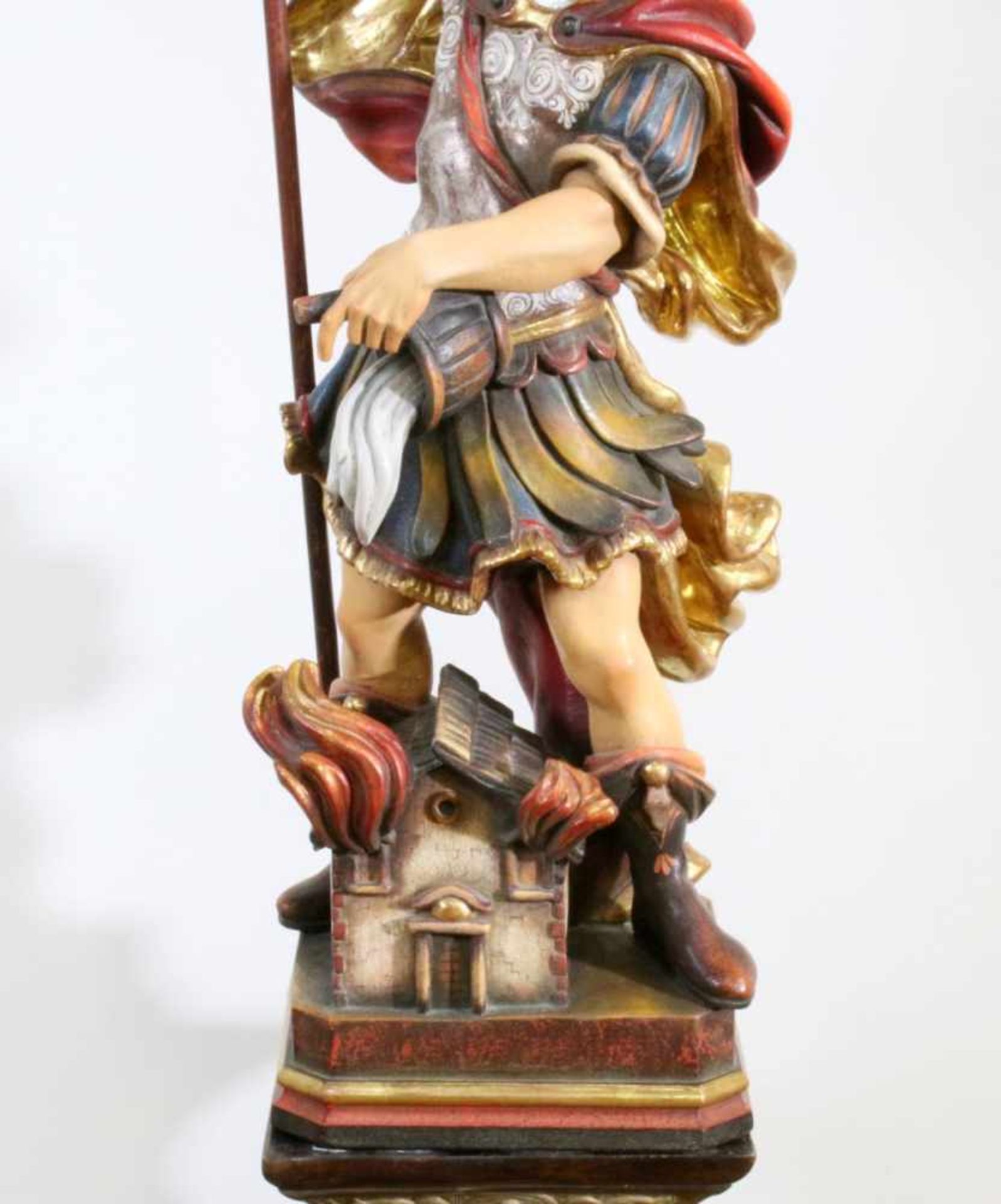 Große Holzfigur - St. Florian Polychrom- und goldstaffiert, äußerst aufwendig gearbeitete Figur, - Bild 6 aus 6