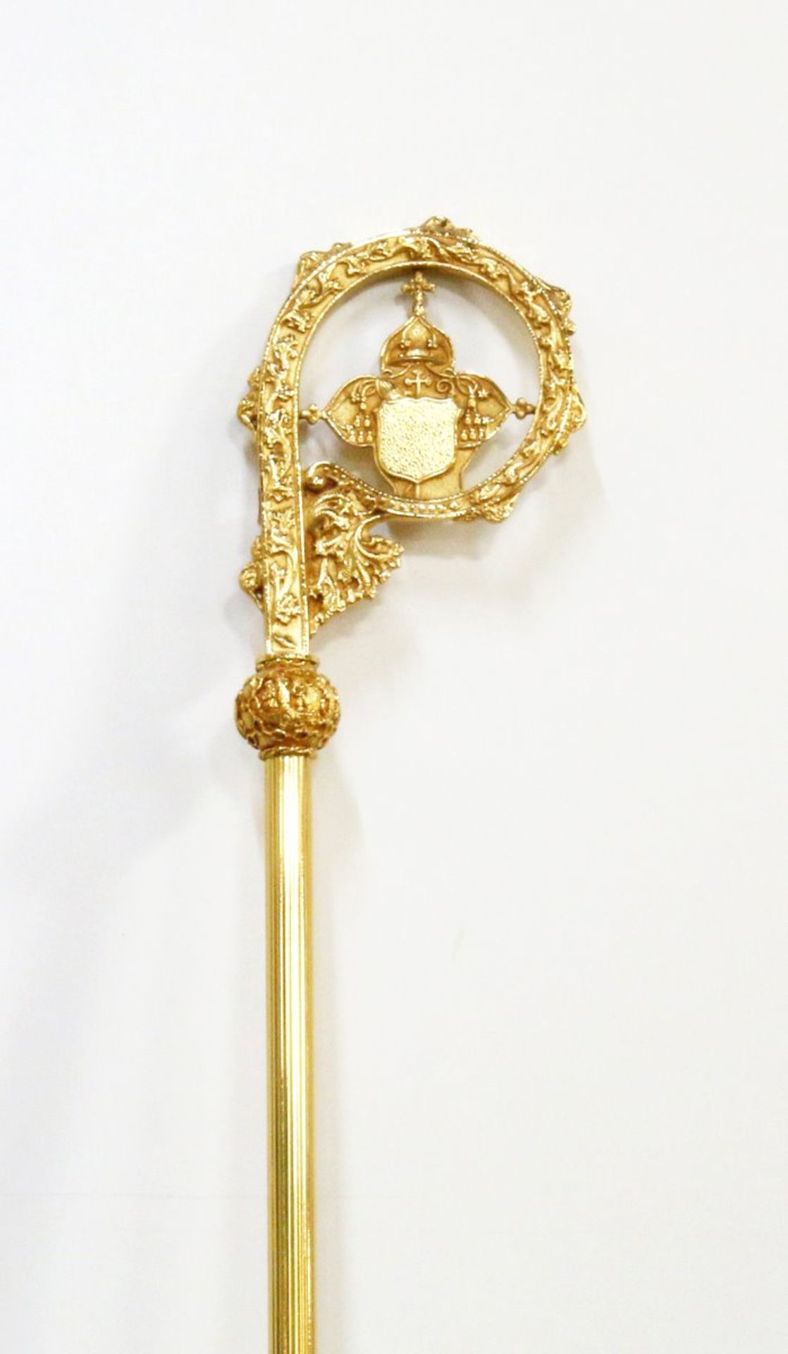 Prachtvoller Bischofsstab 20. Jahrhundert Metall vergoldet, kannelierter Schaft, vor der Krümme, - Bild 2 aus 4