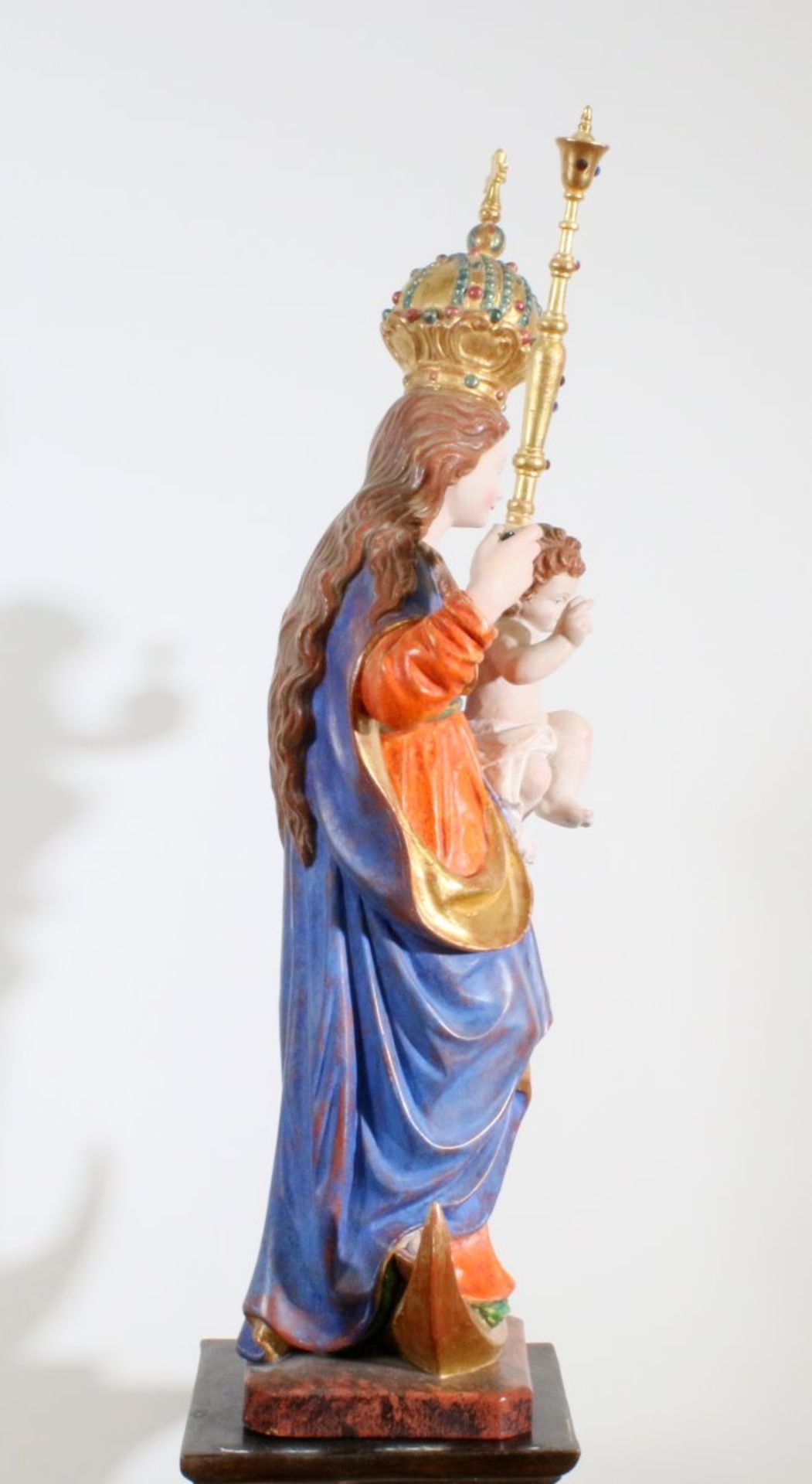 Große Holzfigur - Mondsichelmadonna Polychrom- und goldstaffiert, in der linken Jesuskind, in der - Bild 4 aus 5