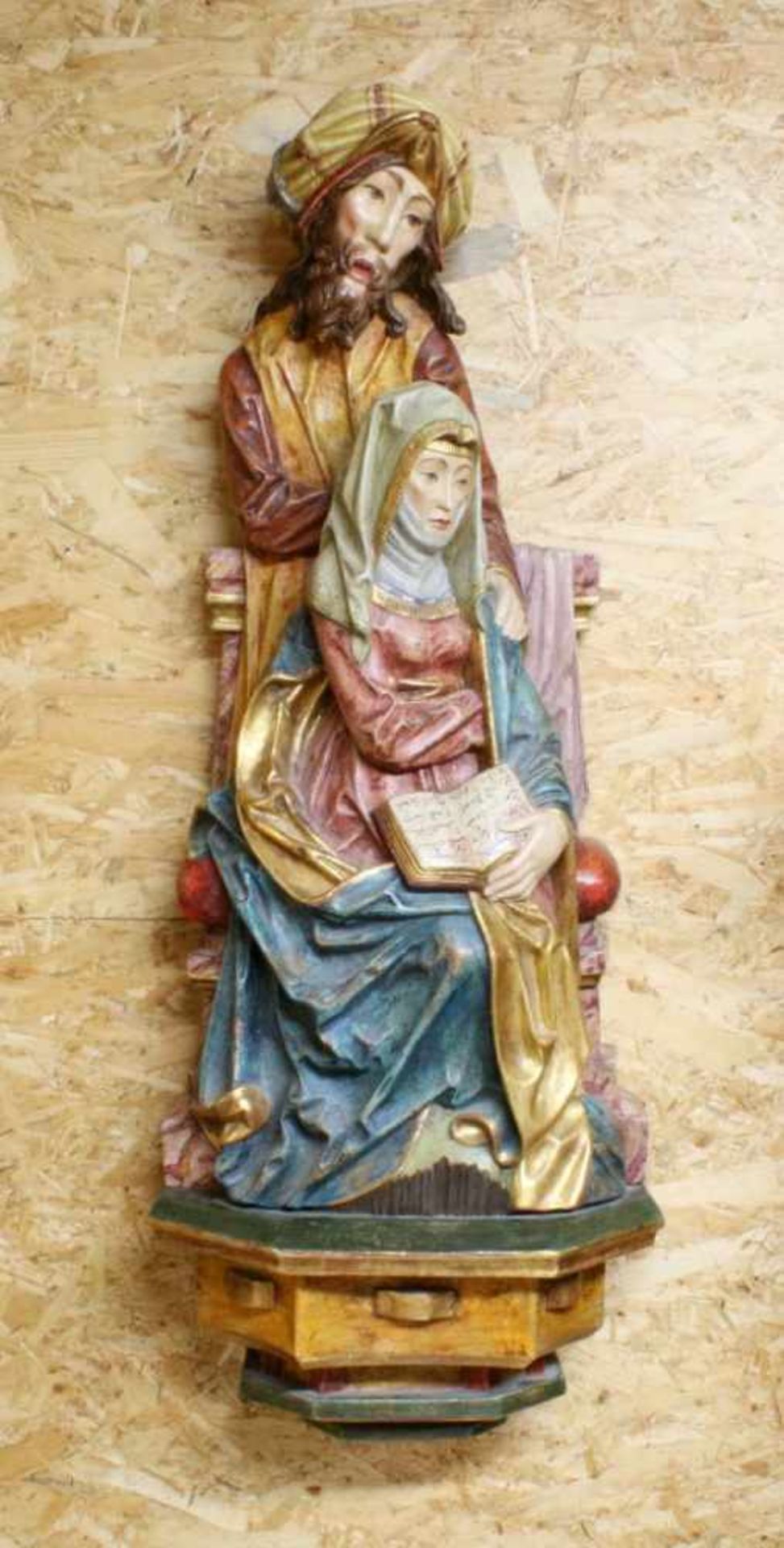 Große Holzfigur - Maria und Joseph Polychrom- und goldstaffiert, halbplastisch geschnitzte