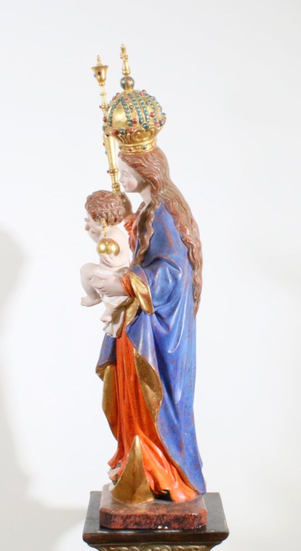 Große Holzfigur - Mondsichelmadonna Polychrom- und goldstaffiert, in der linken Jesuskind, in der - Bild 2 aus 5