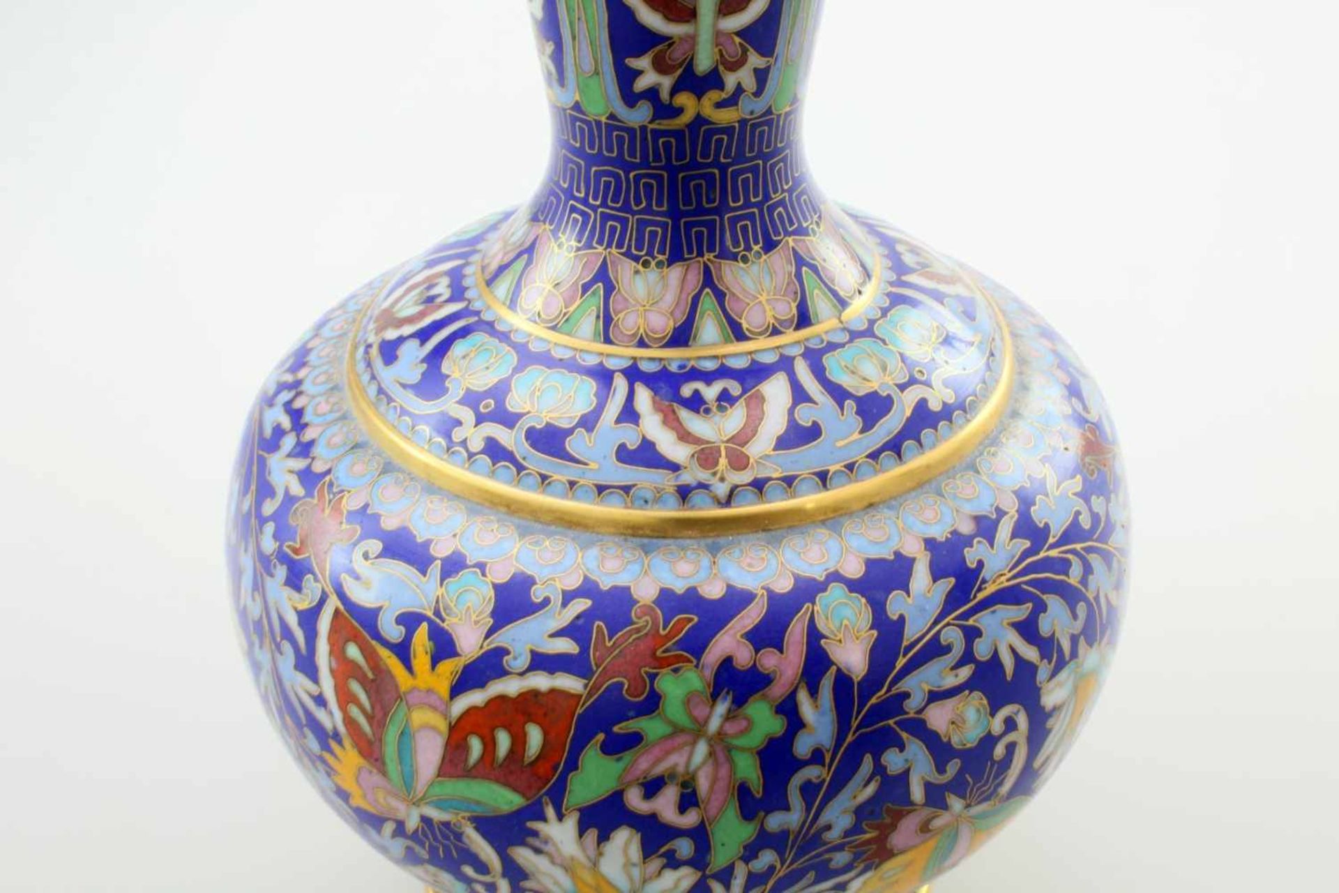 Cloisonné-Emaillevase China Kugelförmig mit kraterförmiger Öffnung, dominierende Blautöne, Blumen, - Bild 3 aus 3