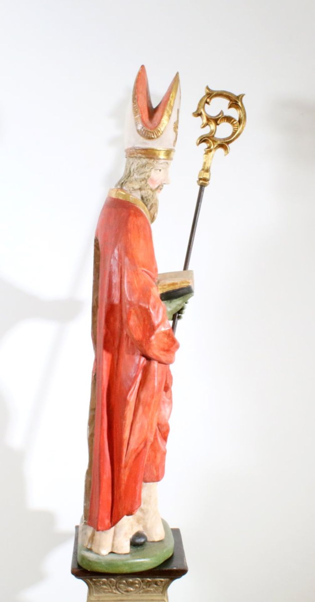 Große Holzfigur - Heiliger Ambrosius Polychrom- und goldstaffiert, Bischof mit Stab, Buch und - Bild 4 aus 5