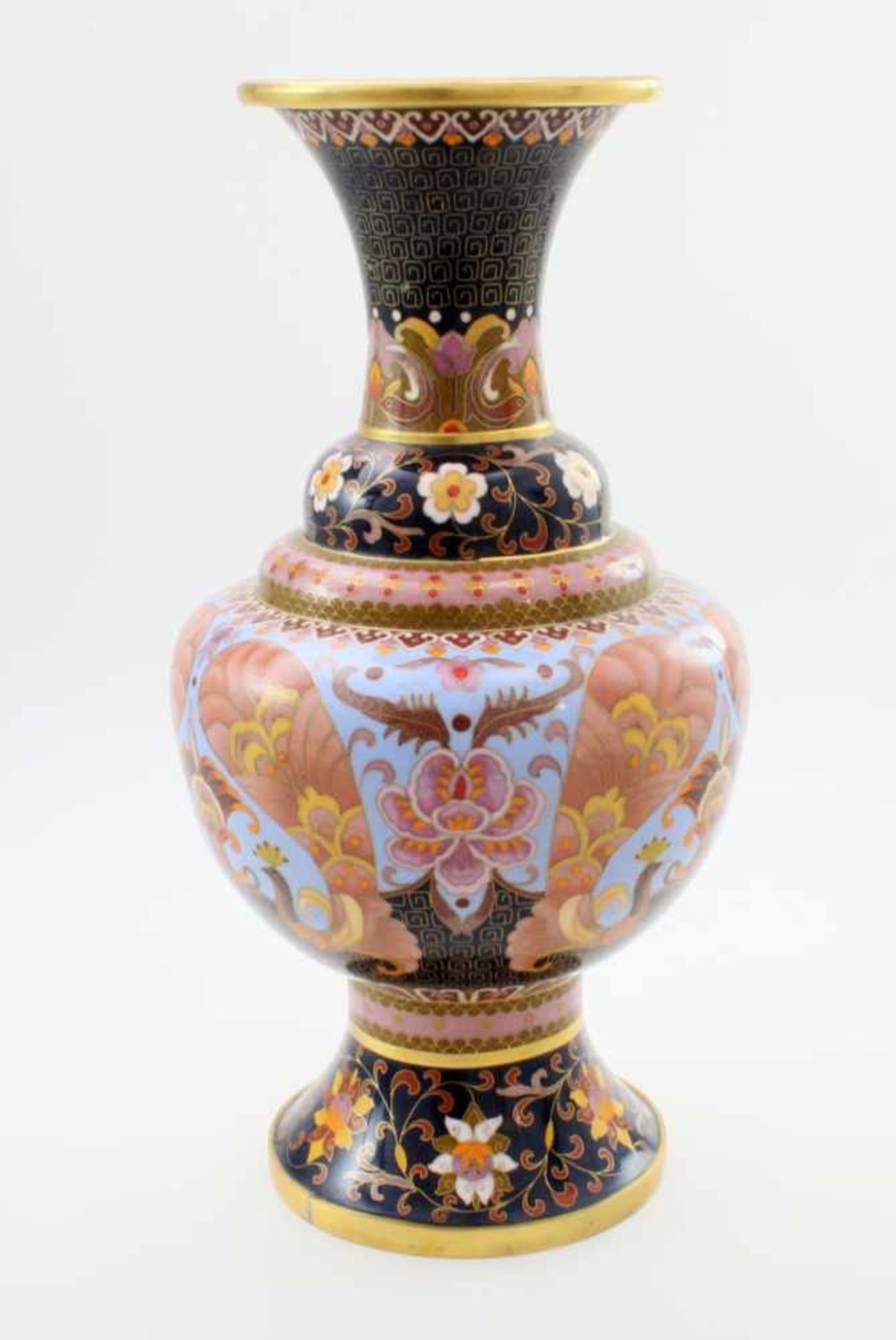 Cloisonné-Emaillevase China Kugelförmig mit kraterförmiger Öffnung, dominierende Rosé- und zarte - Image 2 of 3