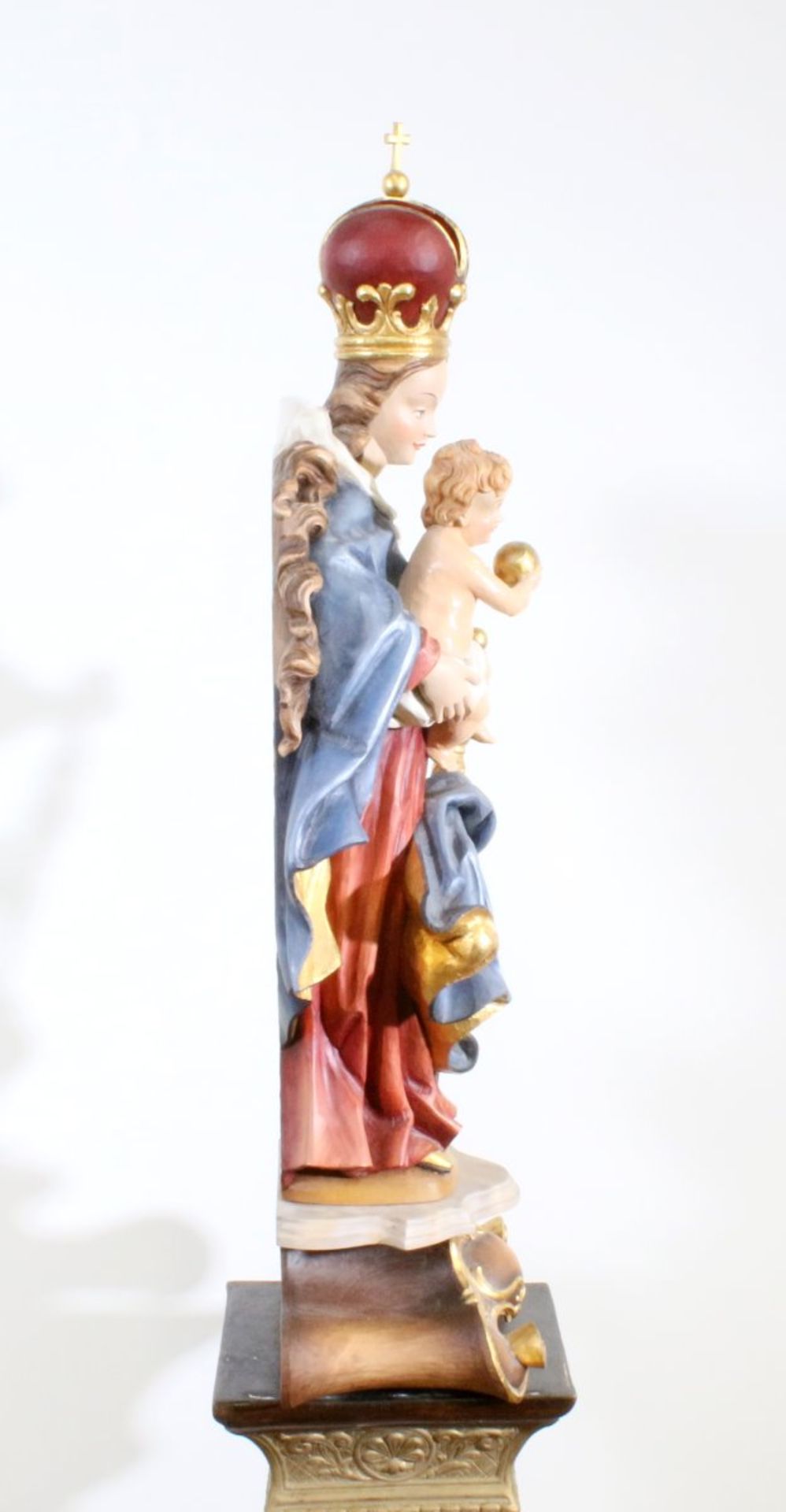 Große Holzfigur - Madonna mit Kind Polychrom- und goldstaffiert, fein geschnitzte Darstellung, in - Bild 4 aus 5