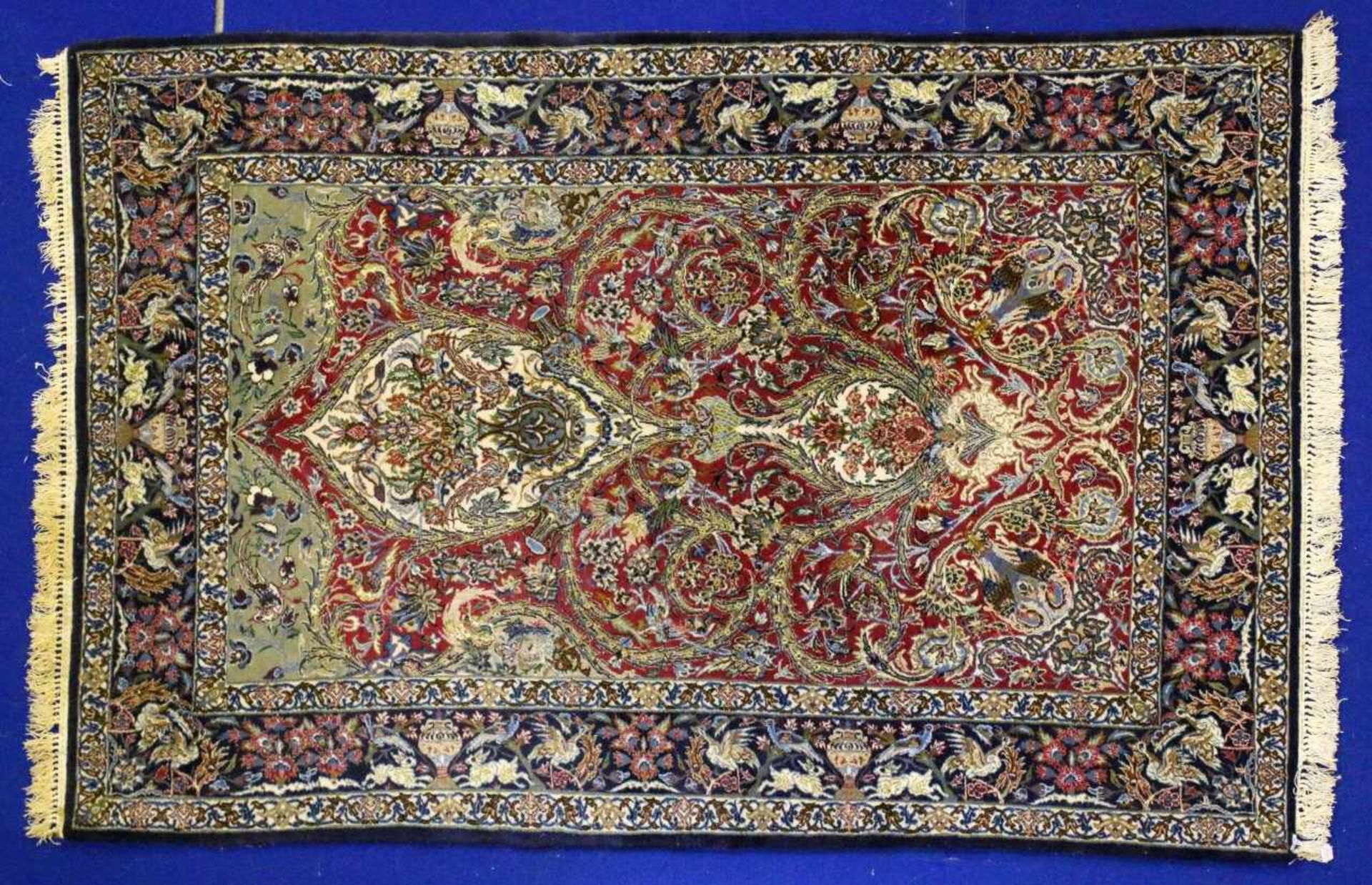 Isfahan - Persien - Wolle mit Seide auf Seide Paradiesvase mit Arabesken, am oberen Ende