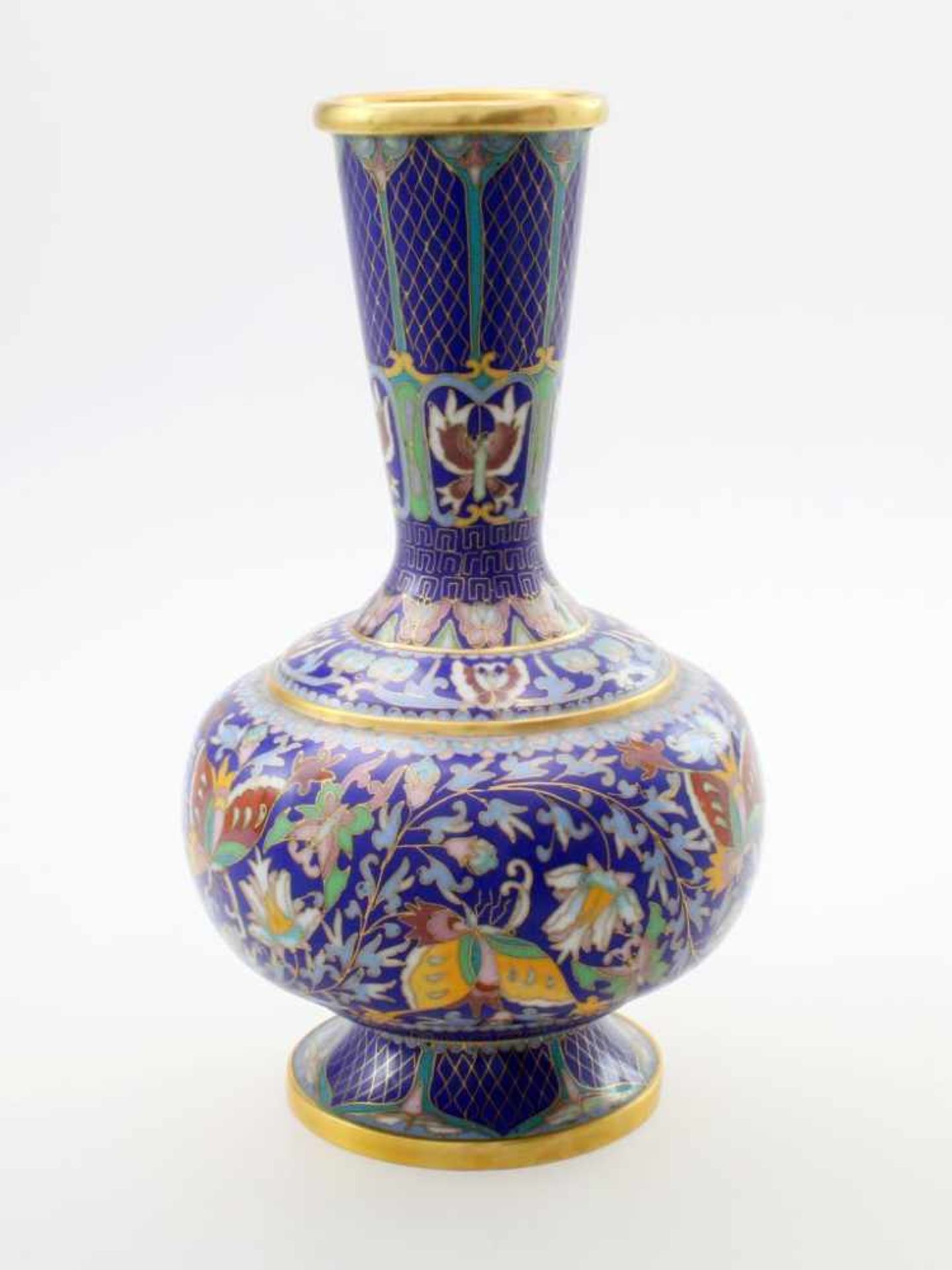 Cloisonné-Emaillevase China Kugelförmig mit kraterförmiger Öffnung, dominierende Blautöne, Blumen,