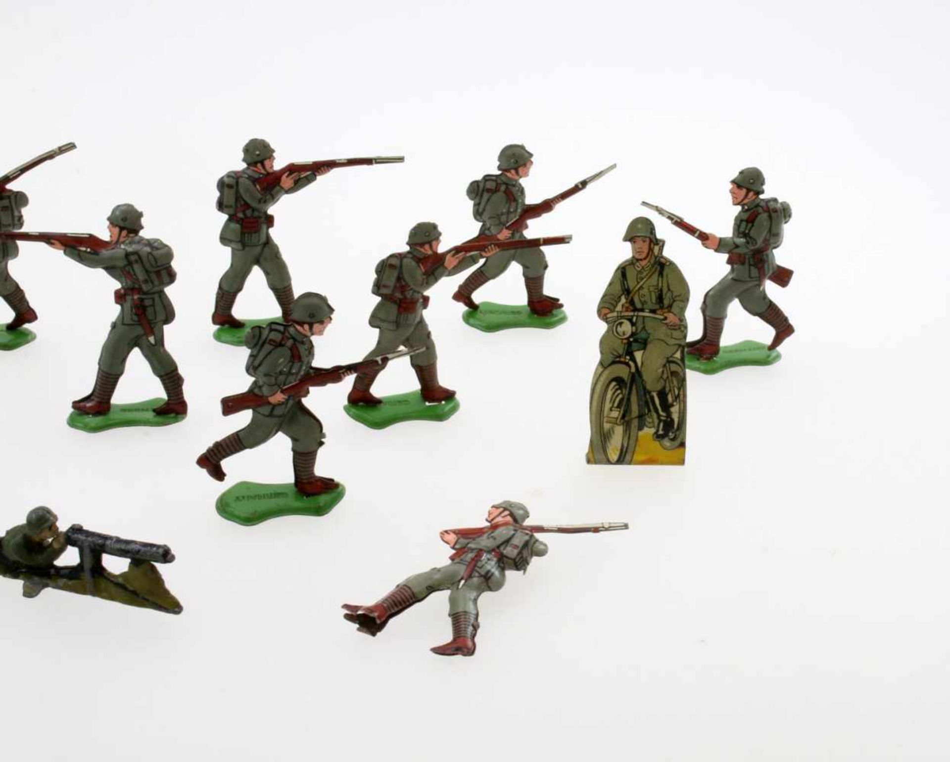 Pennytoy Blechsoldaten u.a. - Spielzeug vor 1945 13 Teile. 10 stürmende, feuernde oder marschierende - Bild 4 aus 4