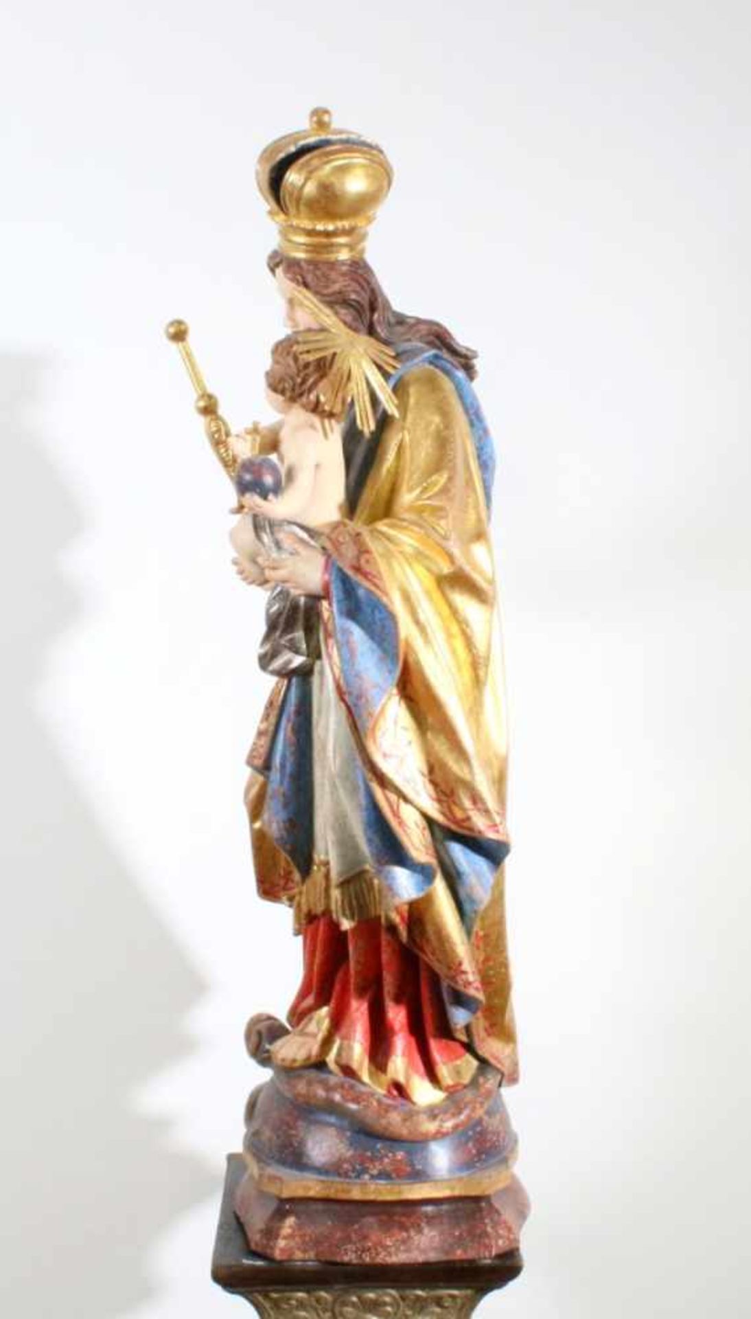 Große Holzfigur - Madonna mit Kind Polychrom- und goldstaffiert, antikisiert, Madonna hält Jesuskind - Bild 2 aus 5