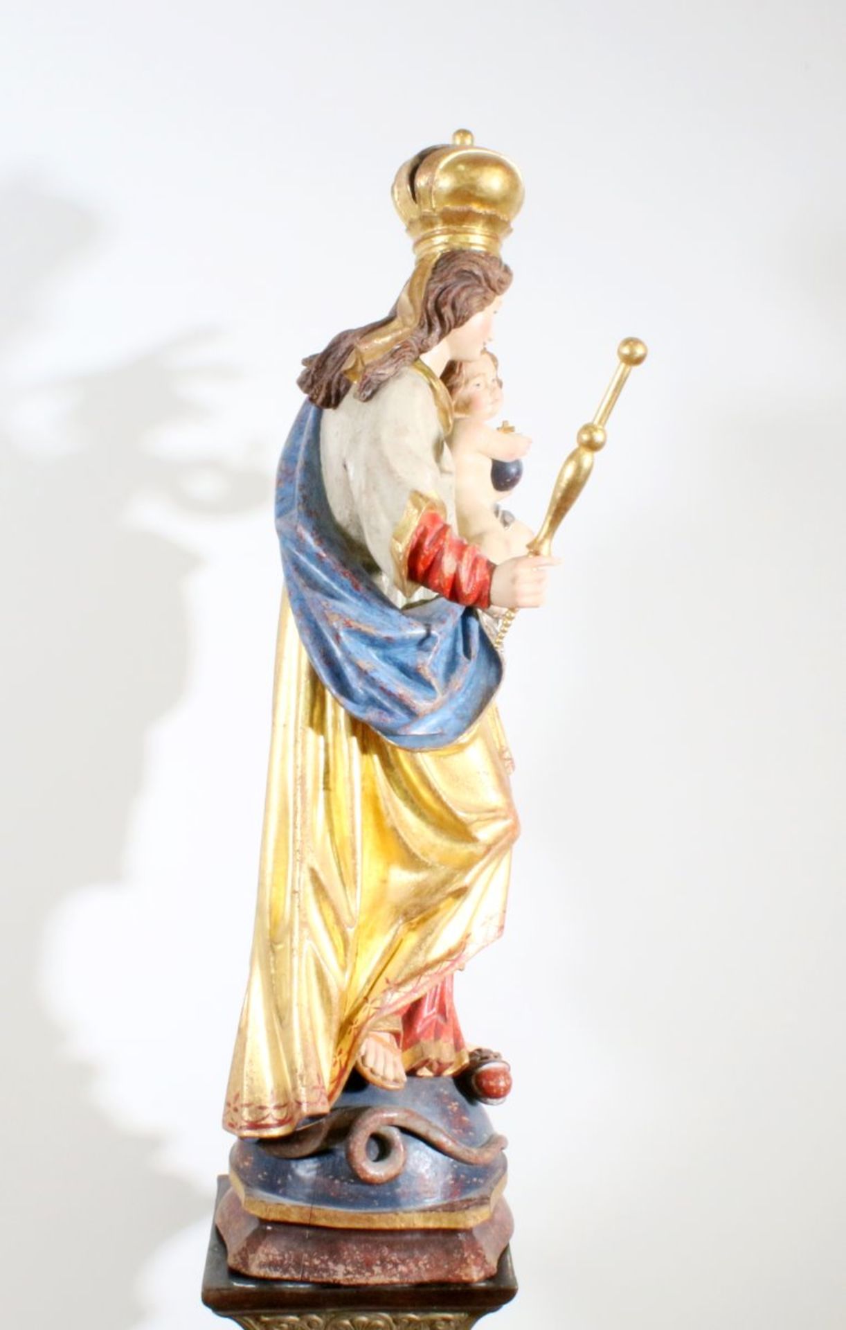 Große Holzfigur - Madonna mit Kind Polychrom- und goldstaffiert, antikisiert, Madonna hält Jesuskind - Bild 4 aus 5