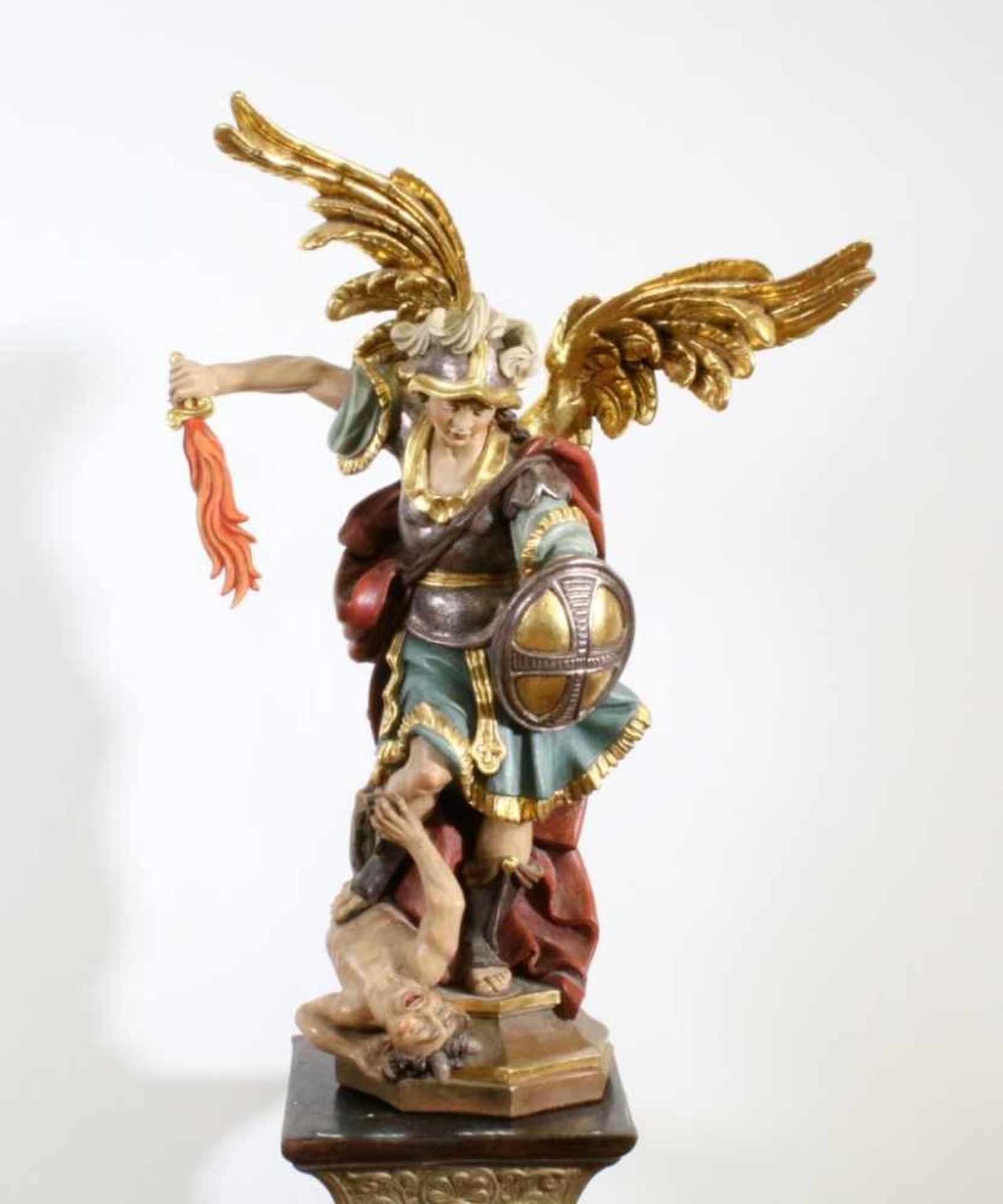 Große Holzfigur - Erzengel Michael Polychrom- und goldstaffiert, dramatische Darstellung des