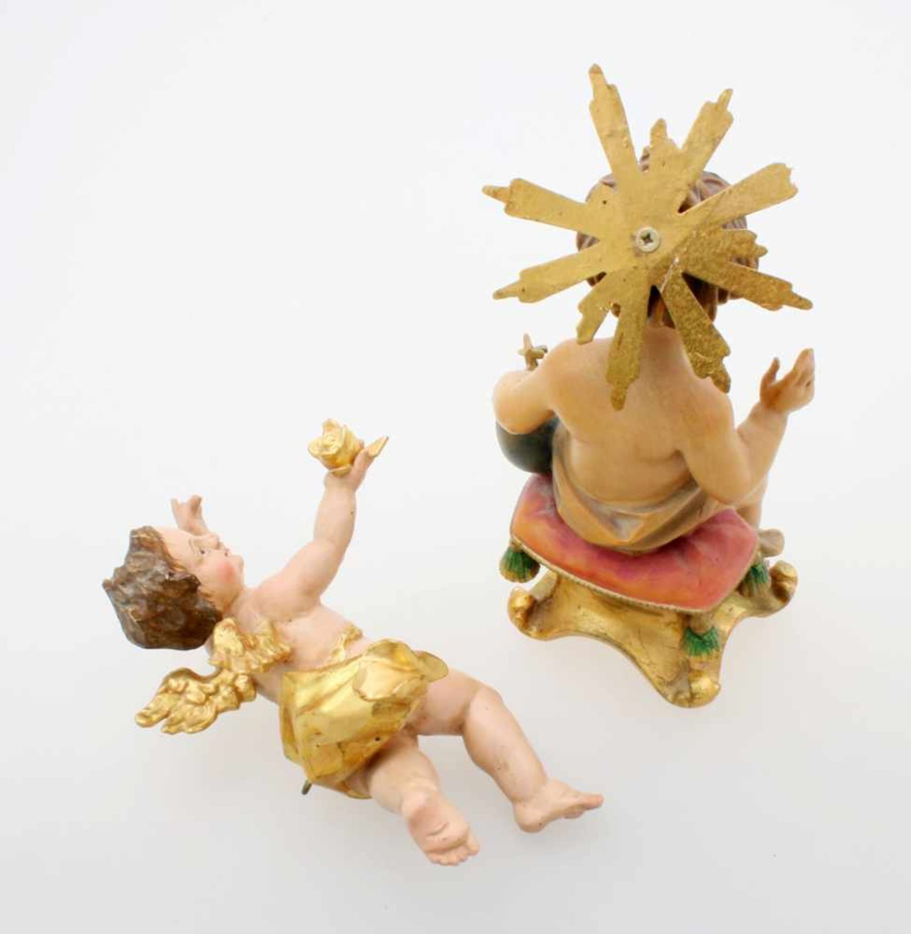 2 Holzfiguren - Jesuskind und Putto Jesuskind auf Hocker sitzend, in der linken die Erdkugel mit - Image 2 of 2