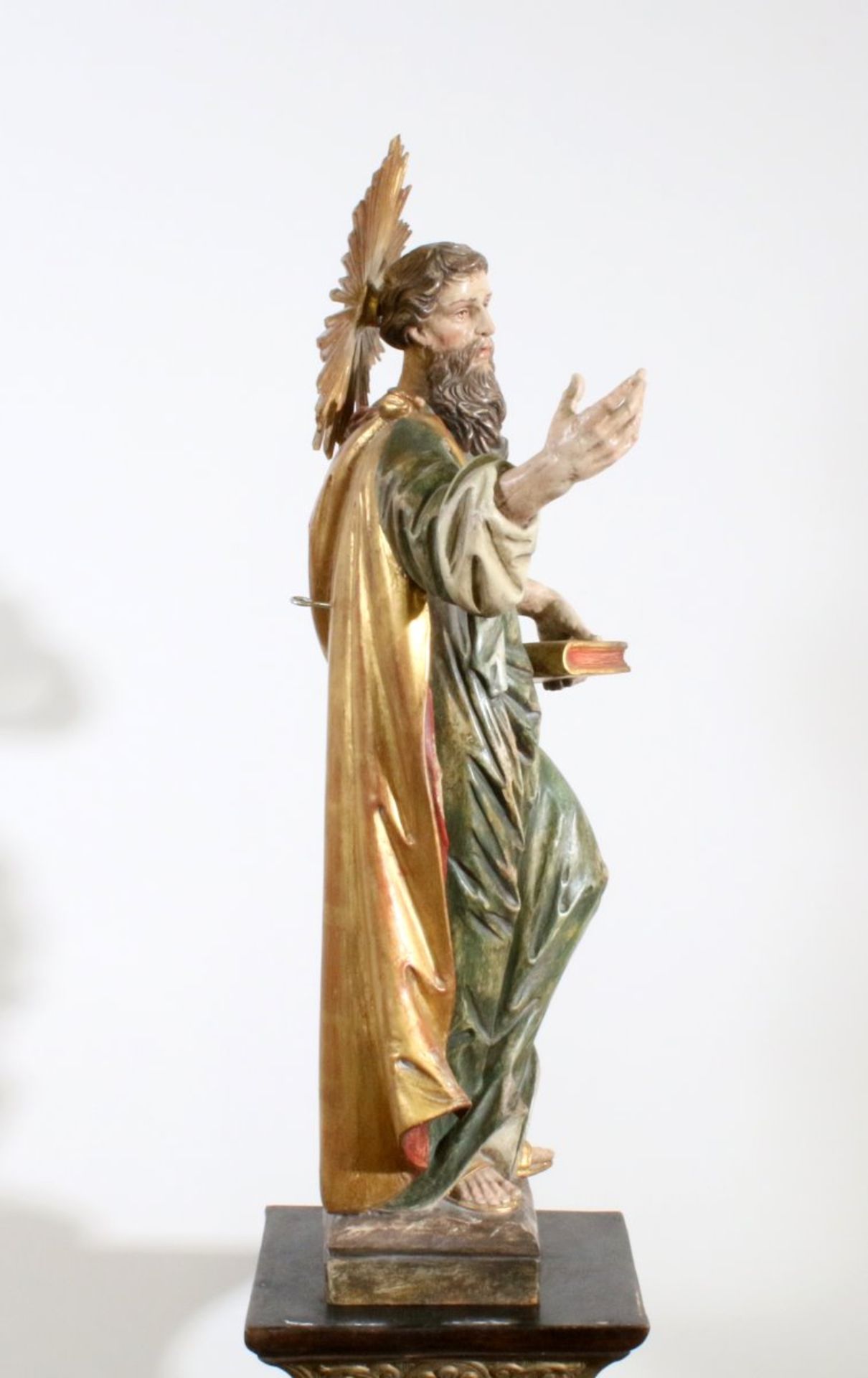 Große Holzfigur - Heiliger Matthäus Polychrom- und goldstaffiert, Figur mit Strahlenkranz und Buch - Bild 4 aus 5