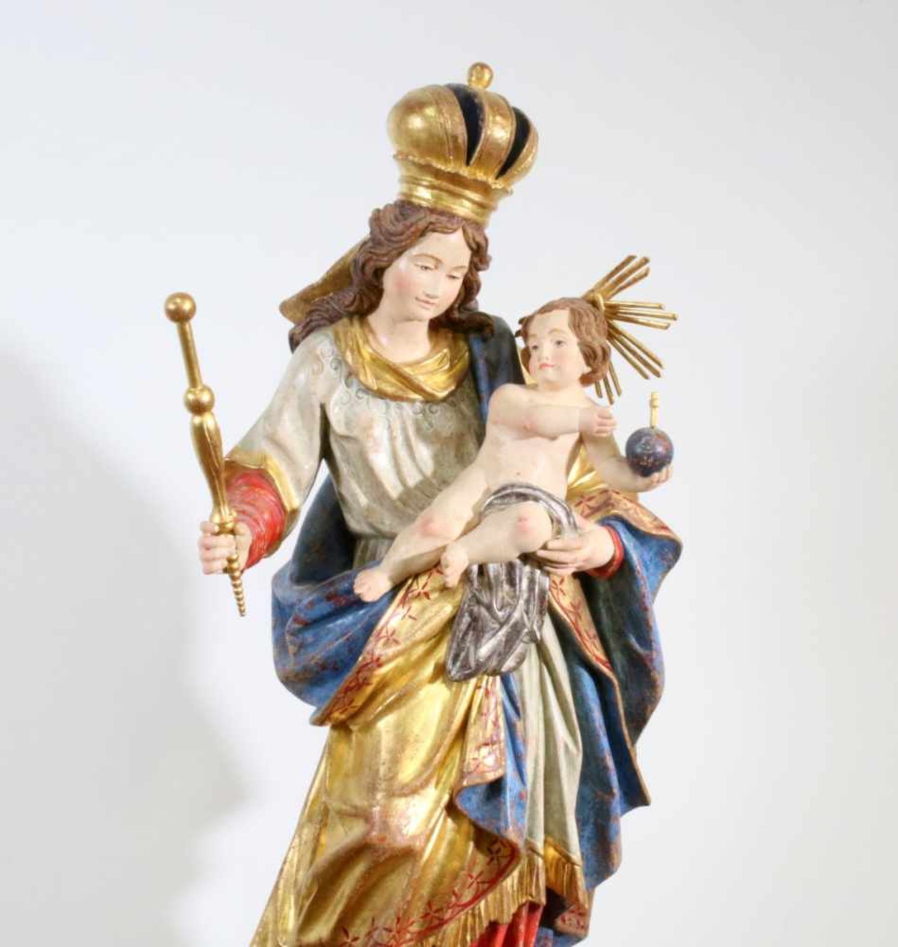 Große Holzfigur - Madonna mit Kind Polychrom- und goldstaffiert, antikisiert, Madonna hält Jesuskind - Bild 5 aus 5