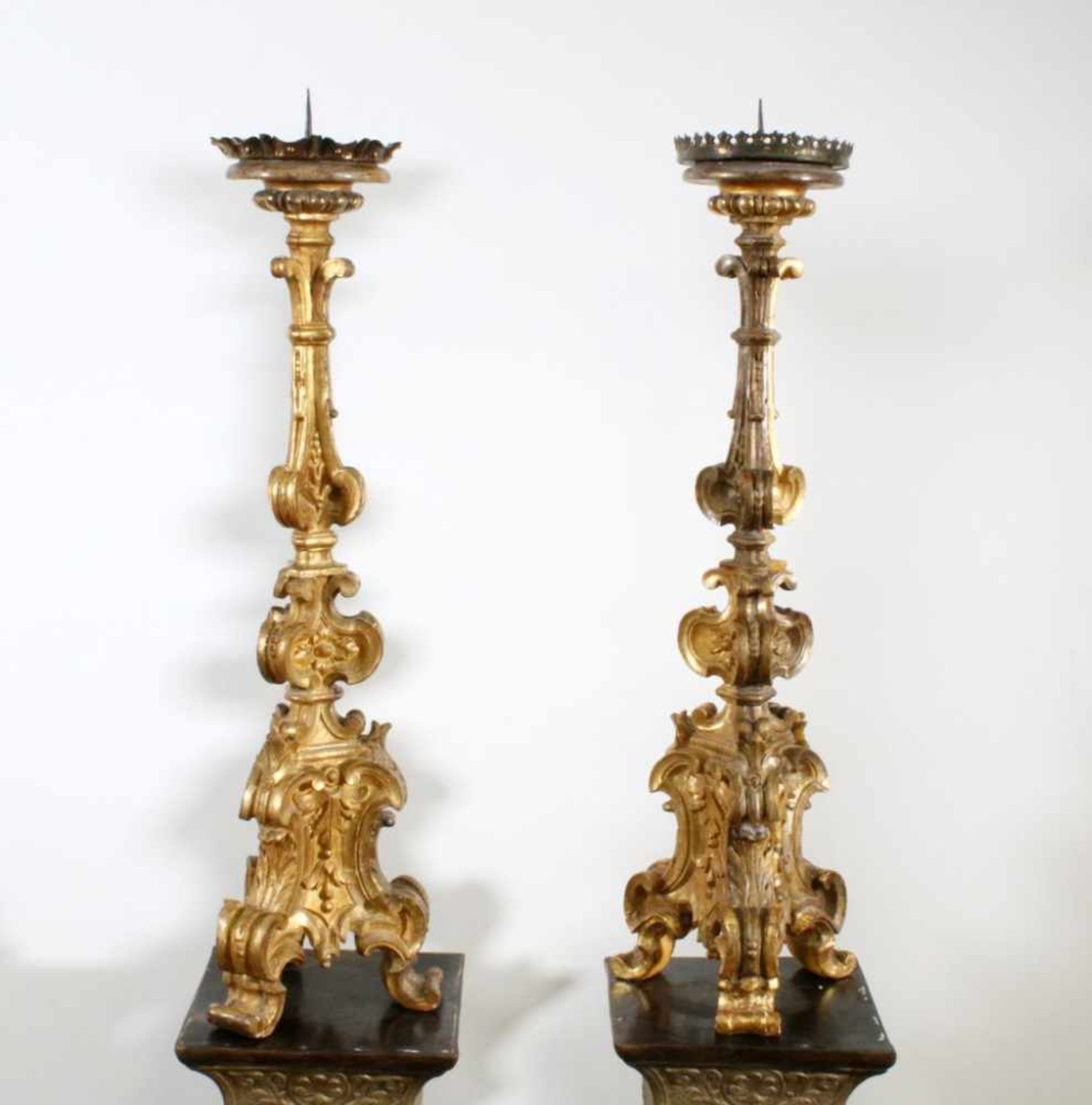 Paar barocke Altarleuchter - 18. Jahrhundert Einflammige Standleuchter, Holz vergoldet. Geschweifte,