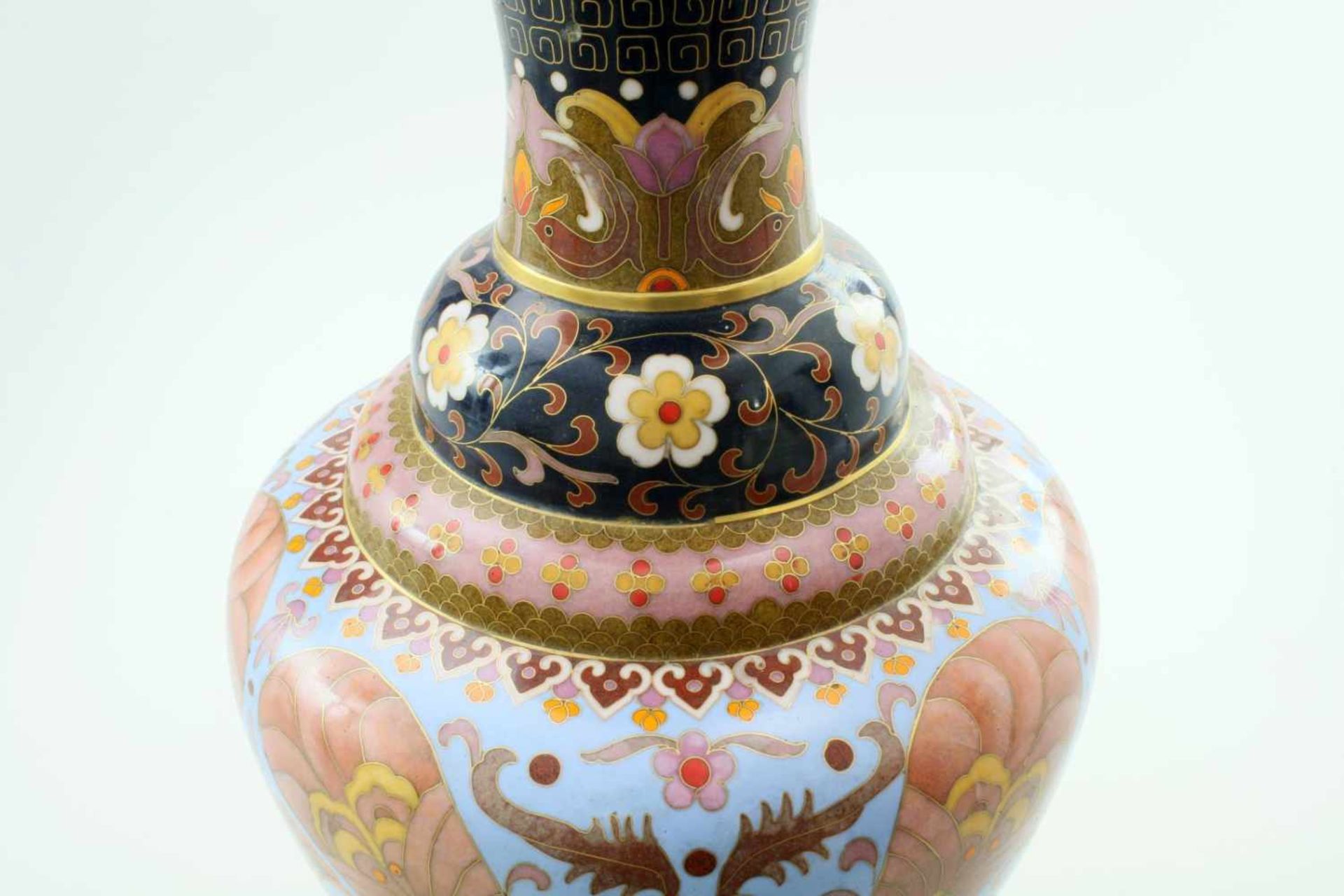 Cloisonné-Emaillevase China Kugelförmig mit kraterförmiger Öffnung, dominierende Rosé- und zarte - Image 3 of 3