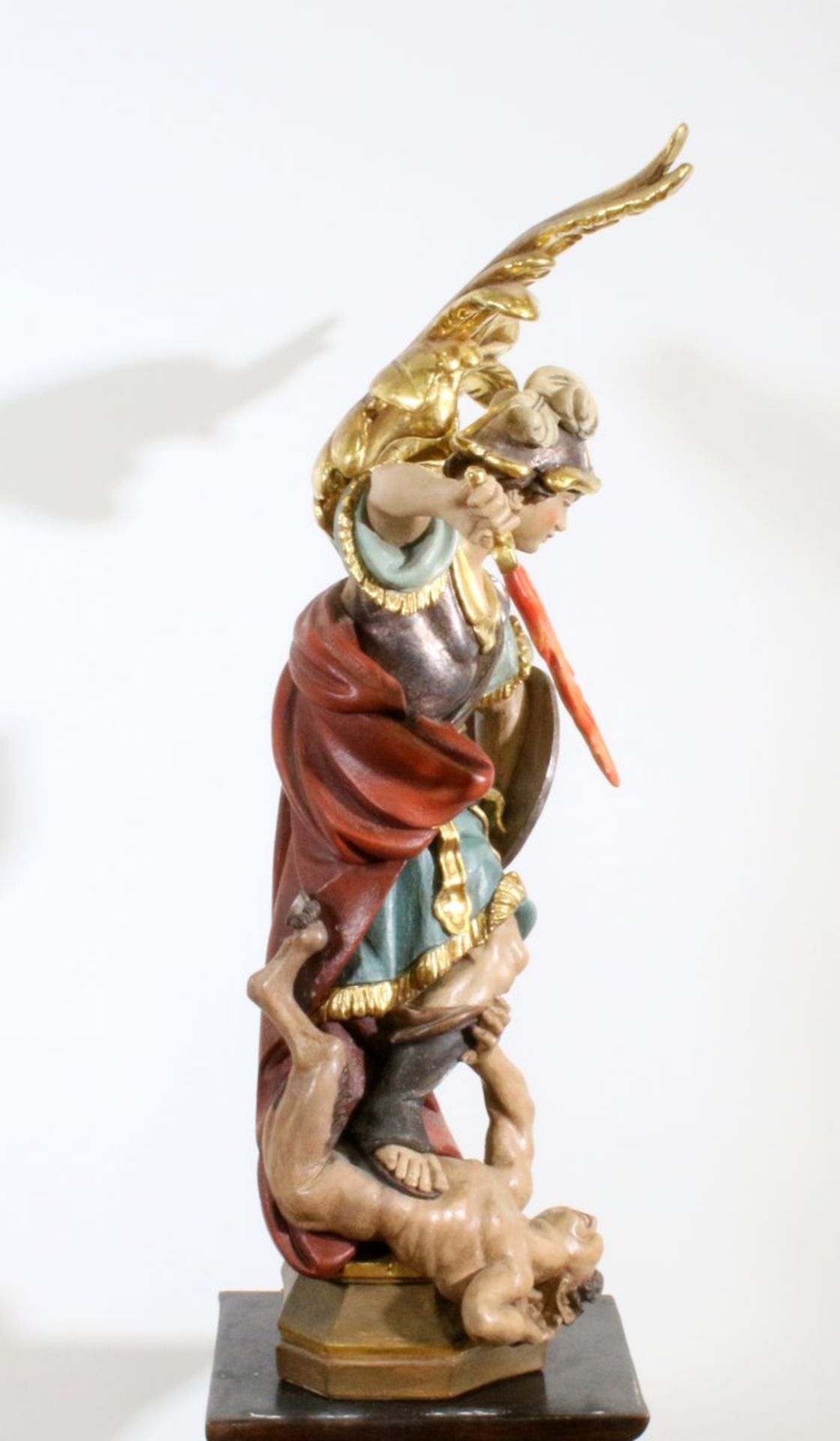 Große Holzfigur - Erzengel Michael Polychrom- und goldstaffiert, dramatische Darstellung des - Bild 4 aus 6