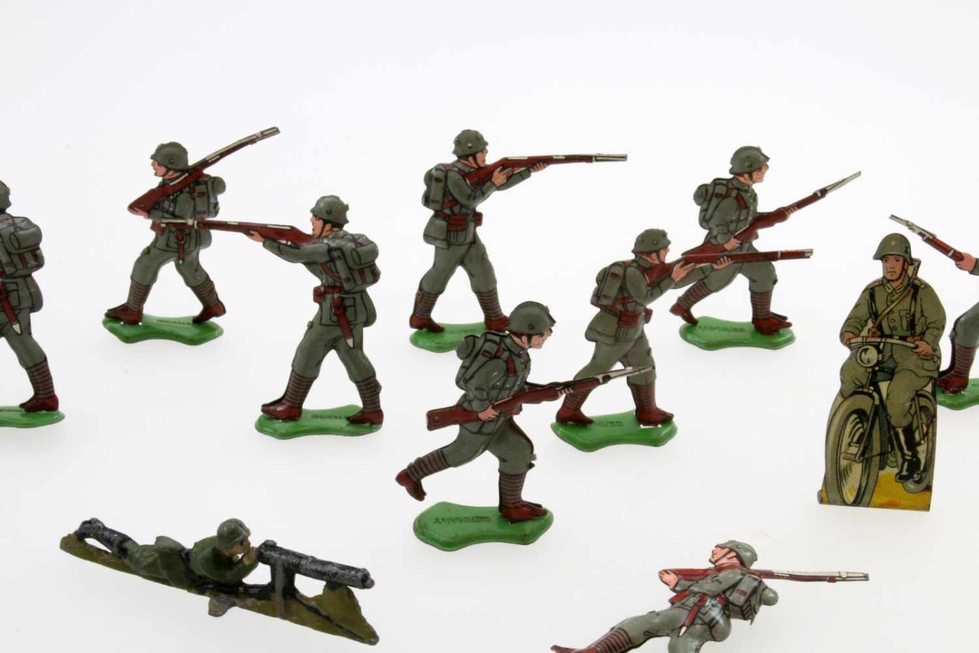 Pennytoy Blechsoldaten u.a. - Spielzeug vor 1945 13 Teile. 10 stürmende, feuernde oder marschierende - Bild 2 aus 4