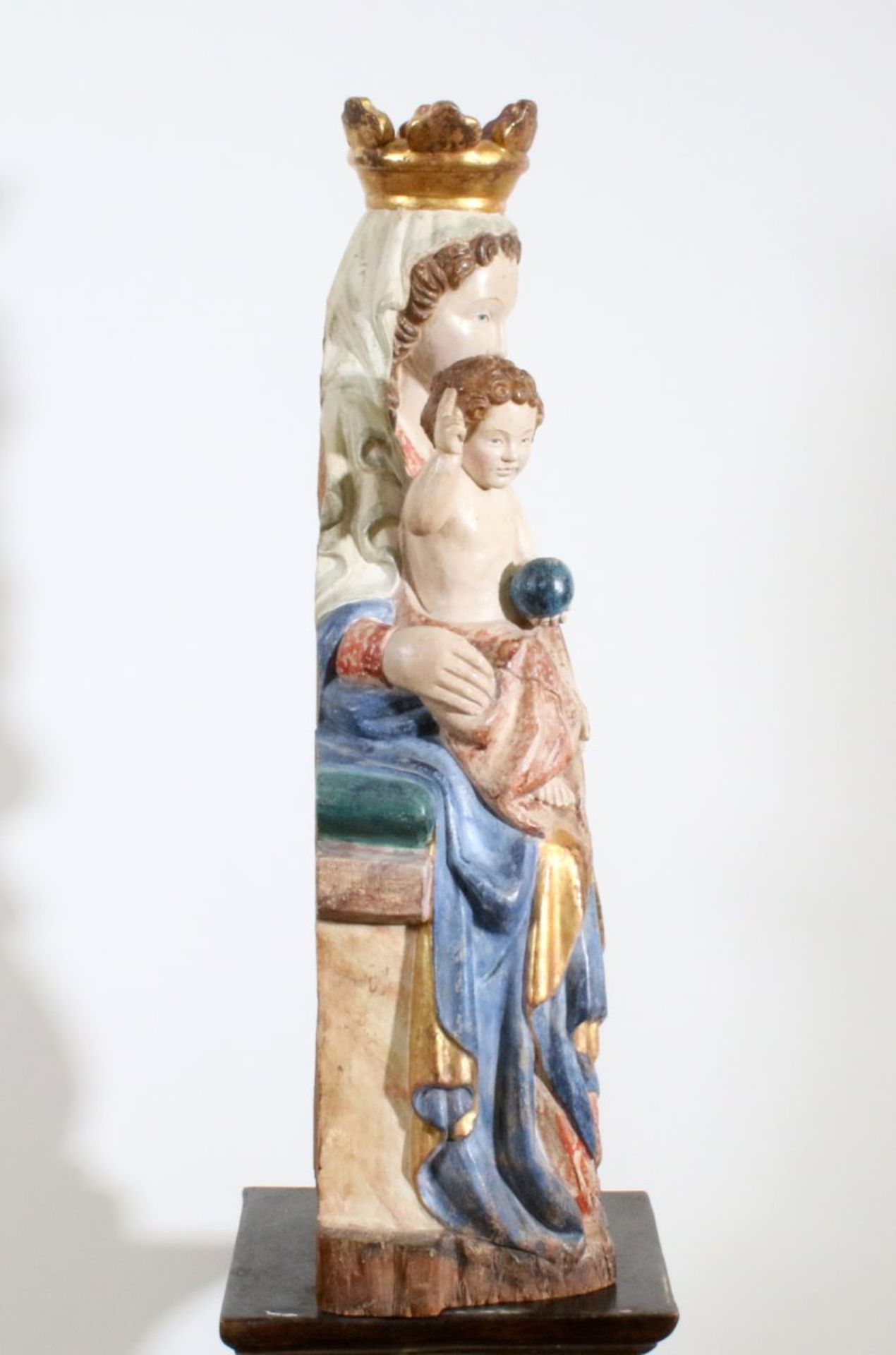 Große Holzfigur - romanische Madonna mit Kind Polychrom- und goldstaffiert, antikisiert, Jesuskind - Bild 4 aus 5