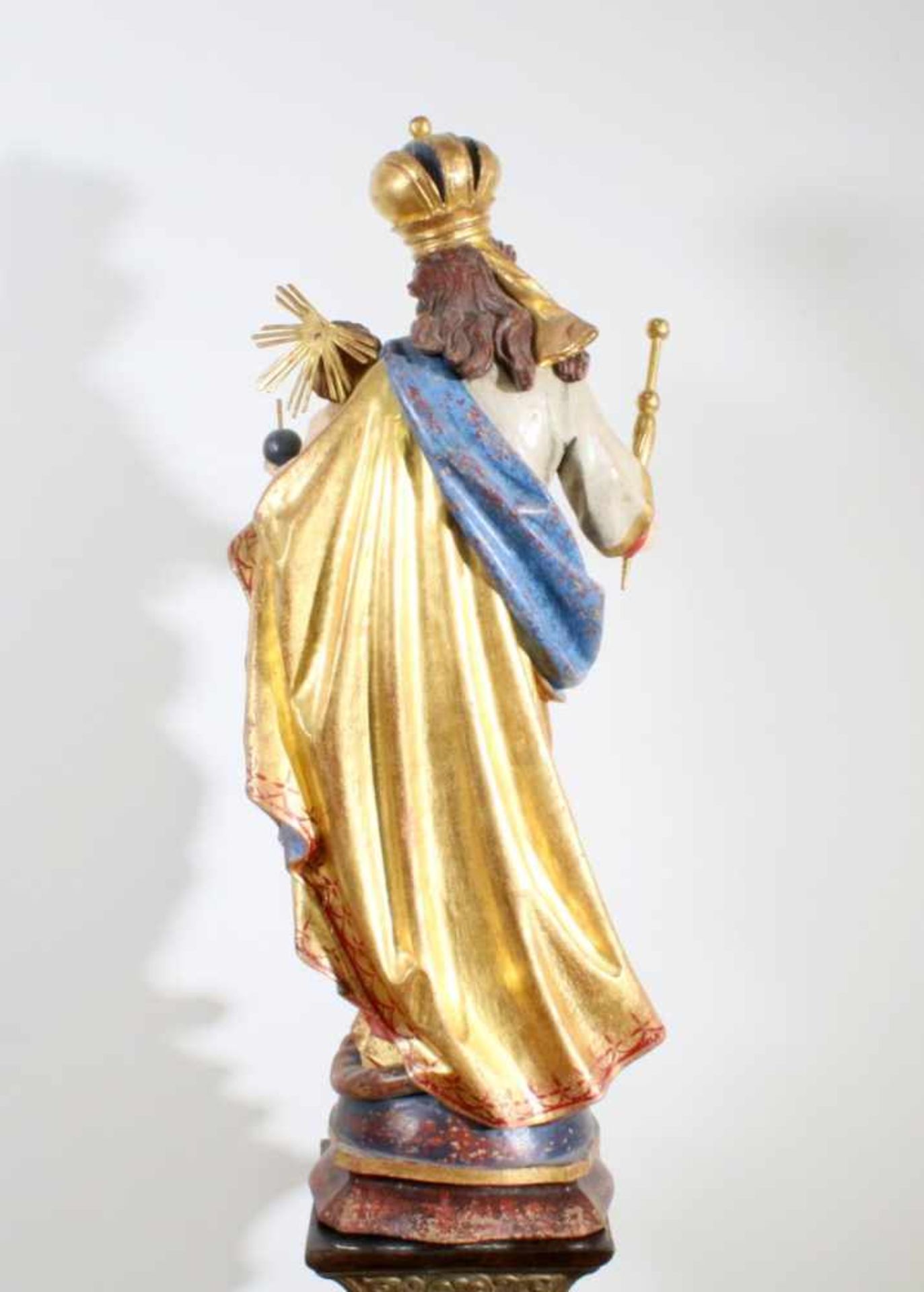 Große Holzfigur - Madonna mit Kind Polychrom- und goldstaffiert, antikisiert, Madonna hält Jesuskind - Bild 3 aus 5