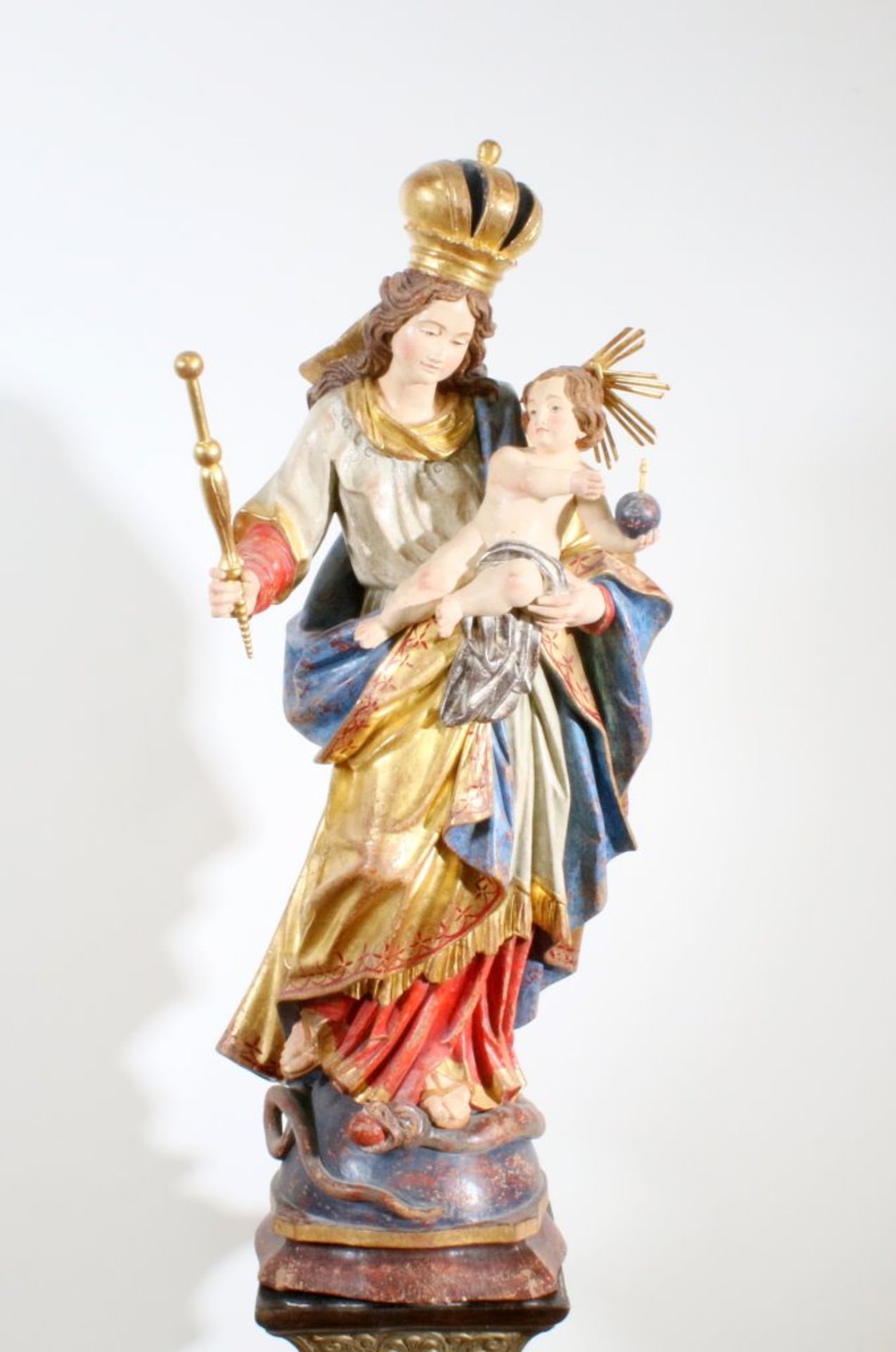 Große Holzfigur - Madonna mit Kind Polychrom- und goldstaffiert, antikisiert, Madonna hält Jesuskind