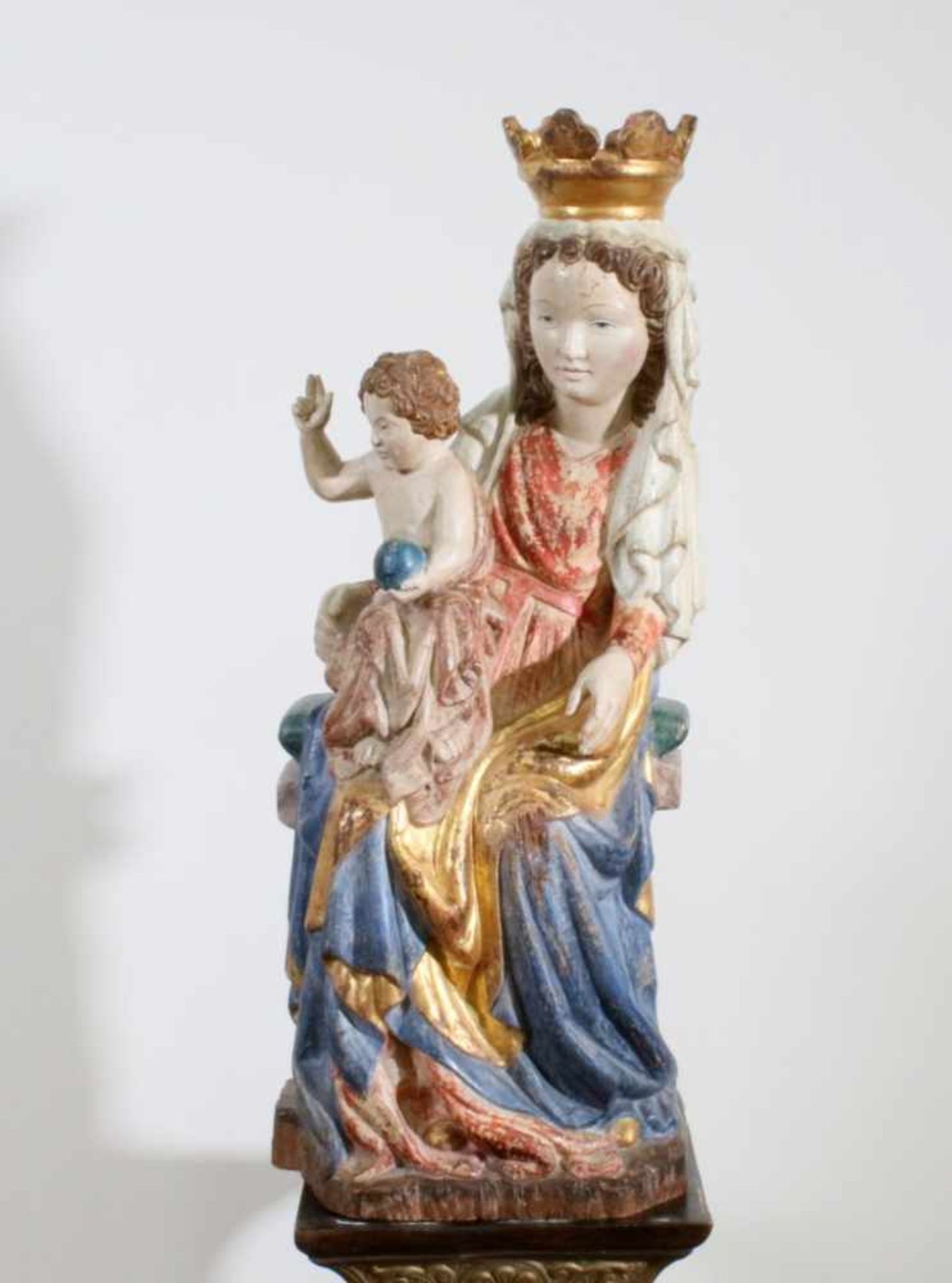 Große Holzfigur - romanische Madonna mit Kind Polychrom- und goldstaffiert, antikisiert, Jesuskind