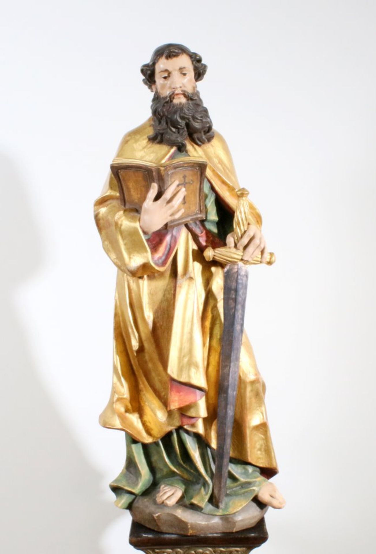 Große Holzfigur - Heiliger Paulus Polychrom- und goldstaffiert, in der rechten Buch, in der linken