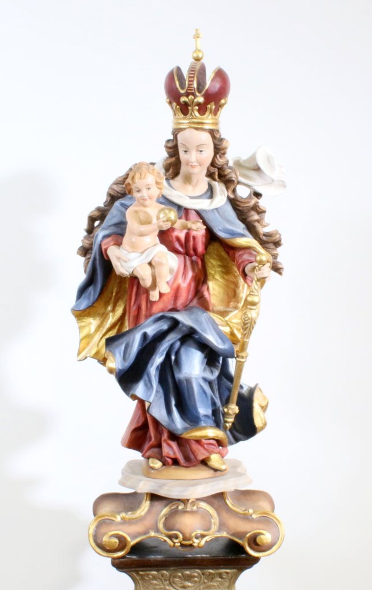 Große Holzfigur - Madonna mit Kind Polychrom- und goldstaffiert, fein geschnitzte Darstellung, in