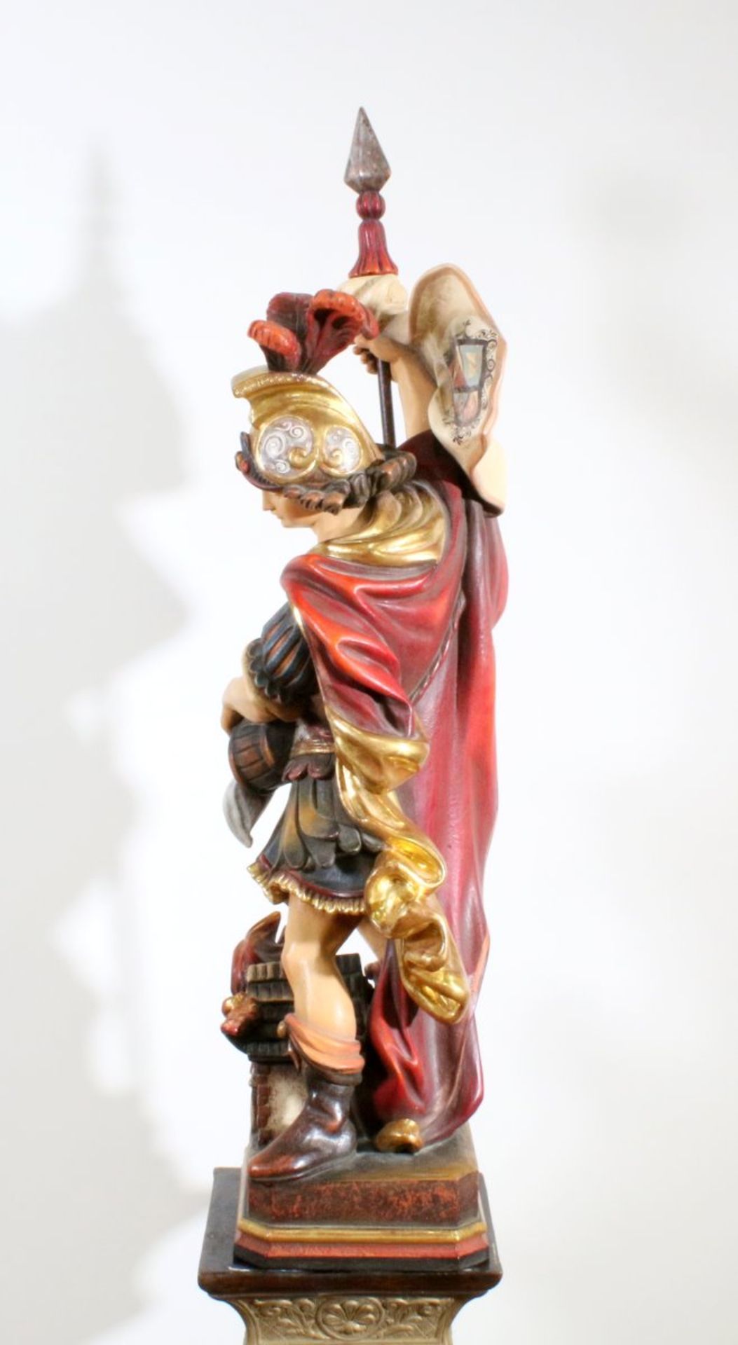 Große Holzfigur - St. Florian Polychrom- und goldstaffiert, äußerst aufwendig gearbeitete Figur, - Bild 2 aus 6