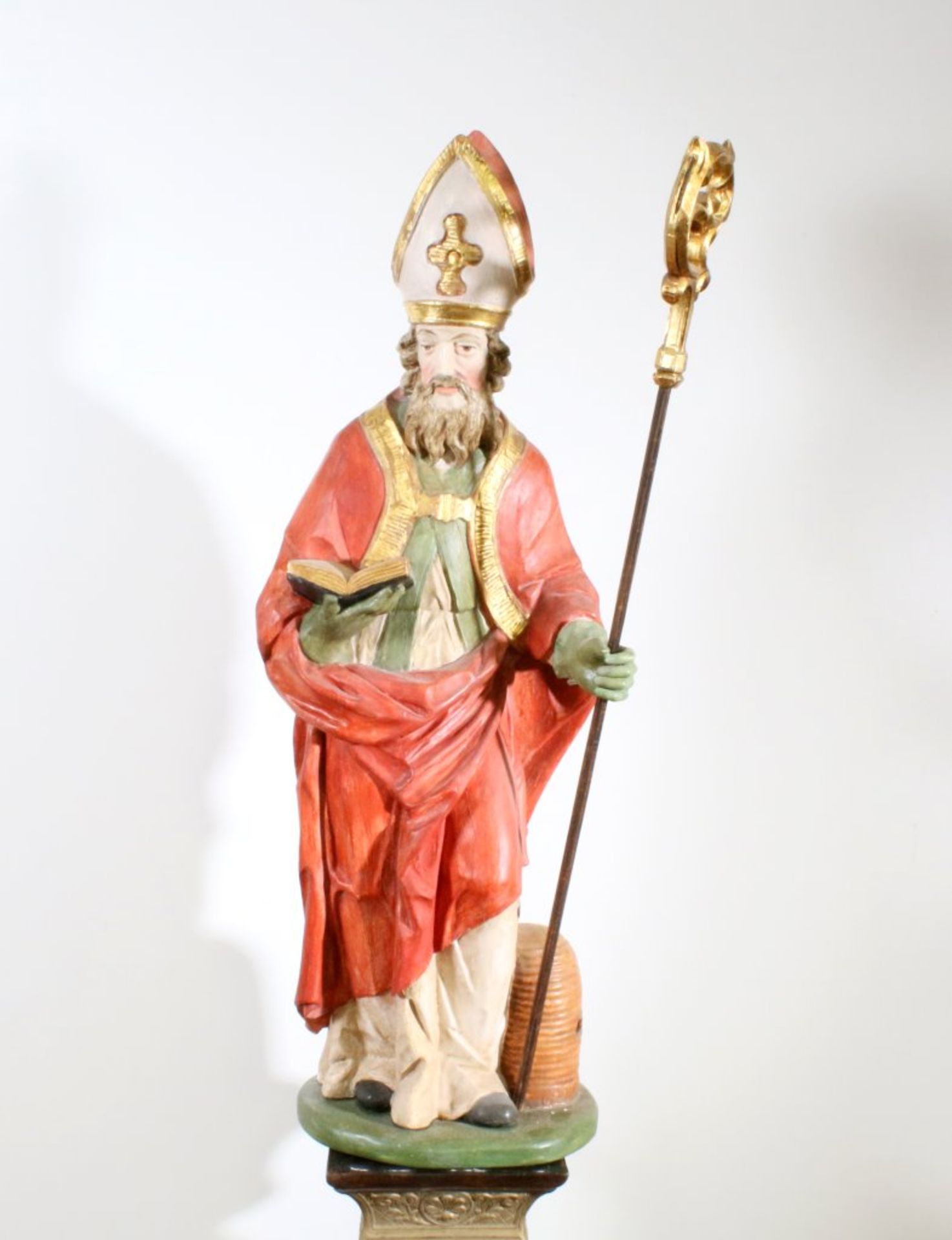 Große Holzfigur - Heiliger Ambrosius Polychrom- und goldstaffiert, Bischof mit Stab, Buch und