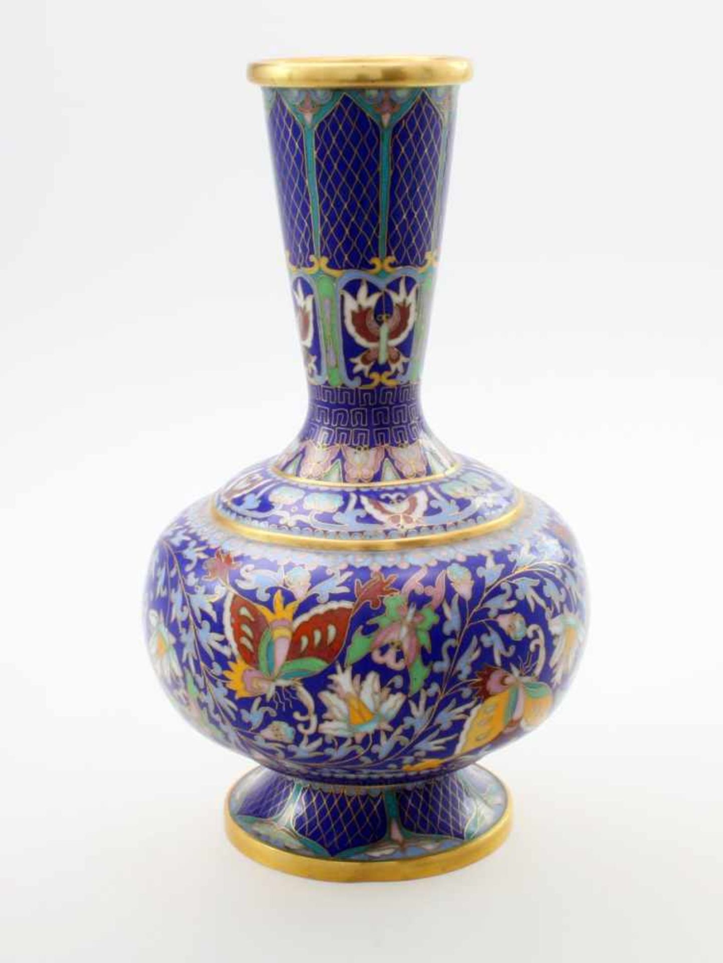 Cloisonné-Emaillevase China Kugelförmig mit kraterförmiger Öffnung, dominierende Blautöne, Blumen, - Bild 2 aus 3