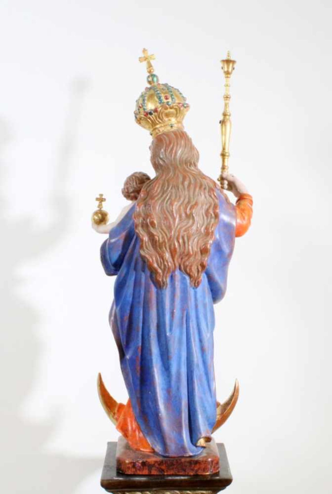 Große Holzfigur - Mondsichelmadonna Polychrom- und goldstaffiert, in der linken Jesuskind, in der - Bild 3 aus 5