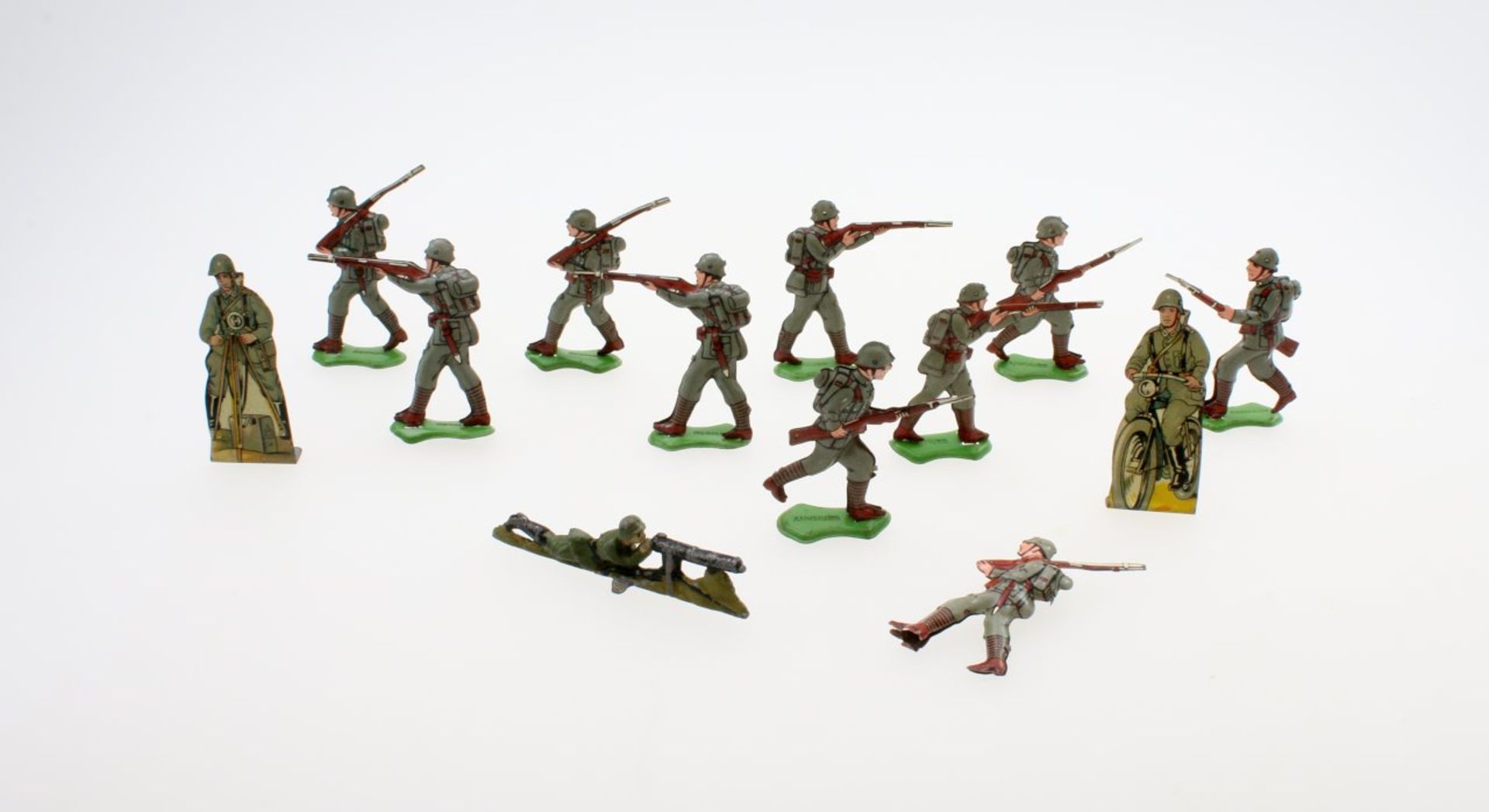 Pennytoy Blechsoldaten u.a. - Spielzeug vor 1945 13 Teile. 10 stürmende, feuernde oder marschierende