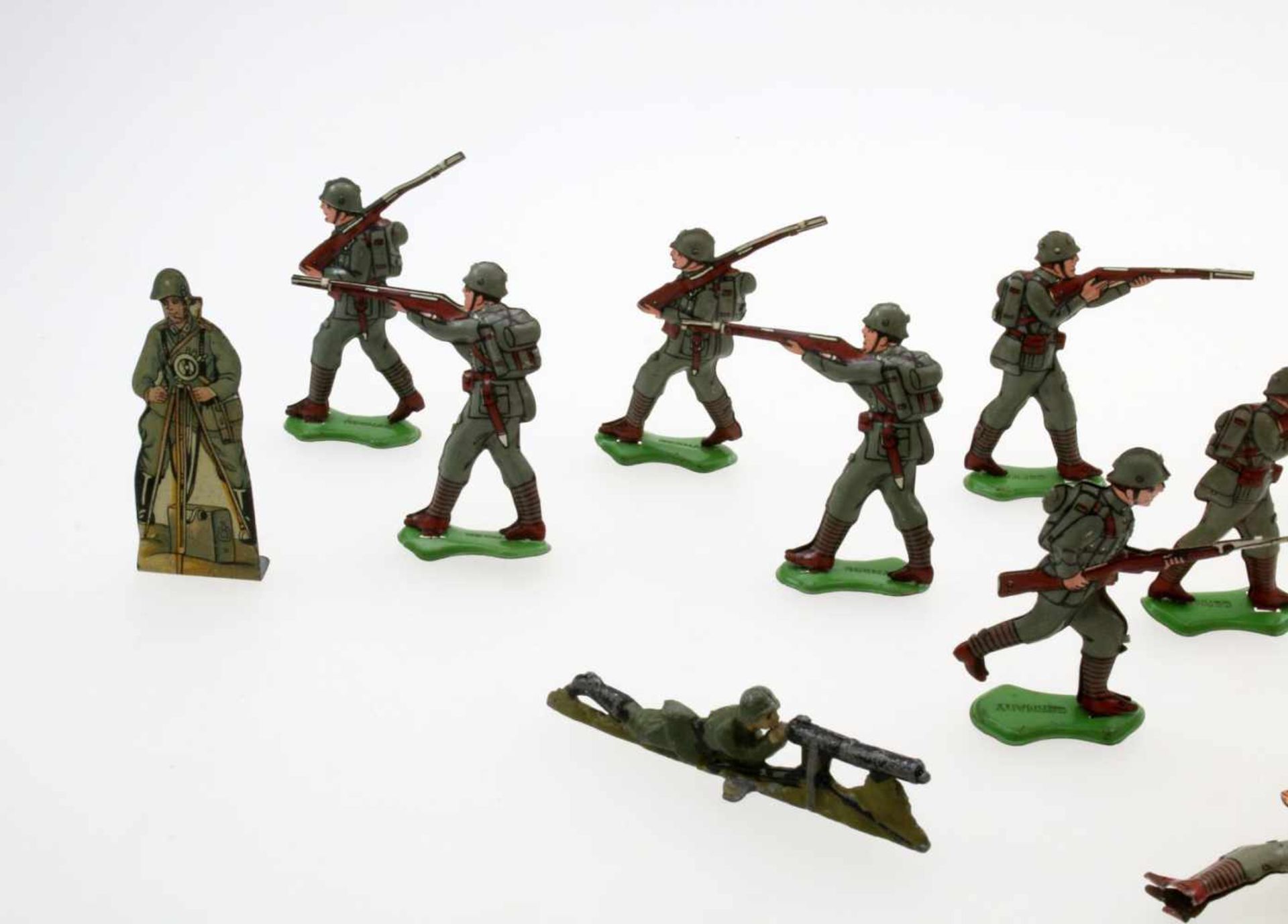 Pennytoy Blechsoldaten u.a. - Spielzeug vor 1945 13 Teile. 10 stürmende, feuernde oder marschierende - Bild 3 aus 4