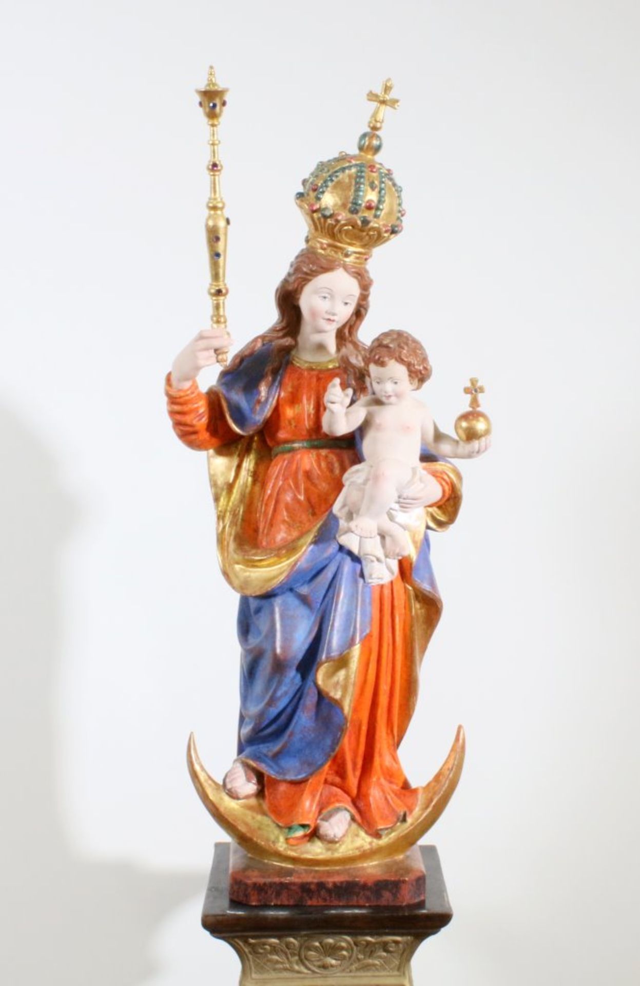 Große Holzfigur - Mondsichelmadonna Polychrom- und goldstaffiert, in der linken Jesuskind, in der