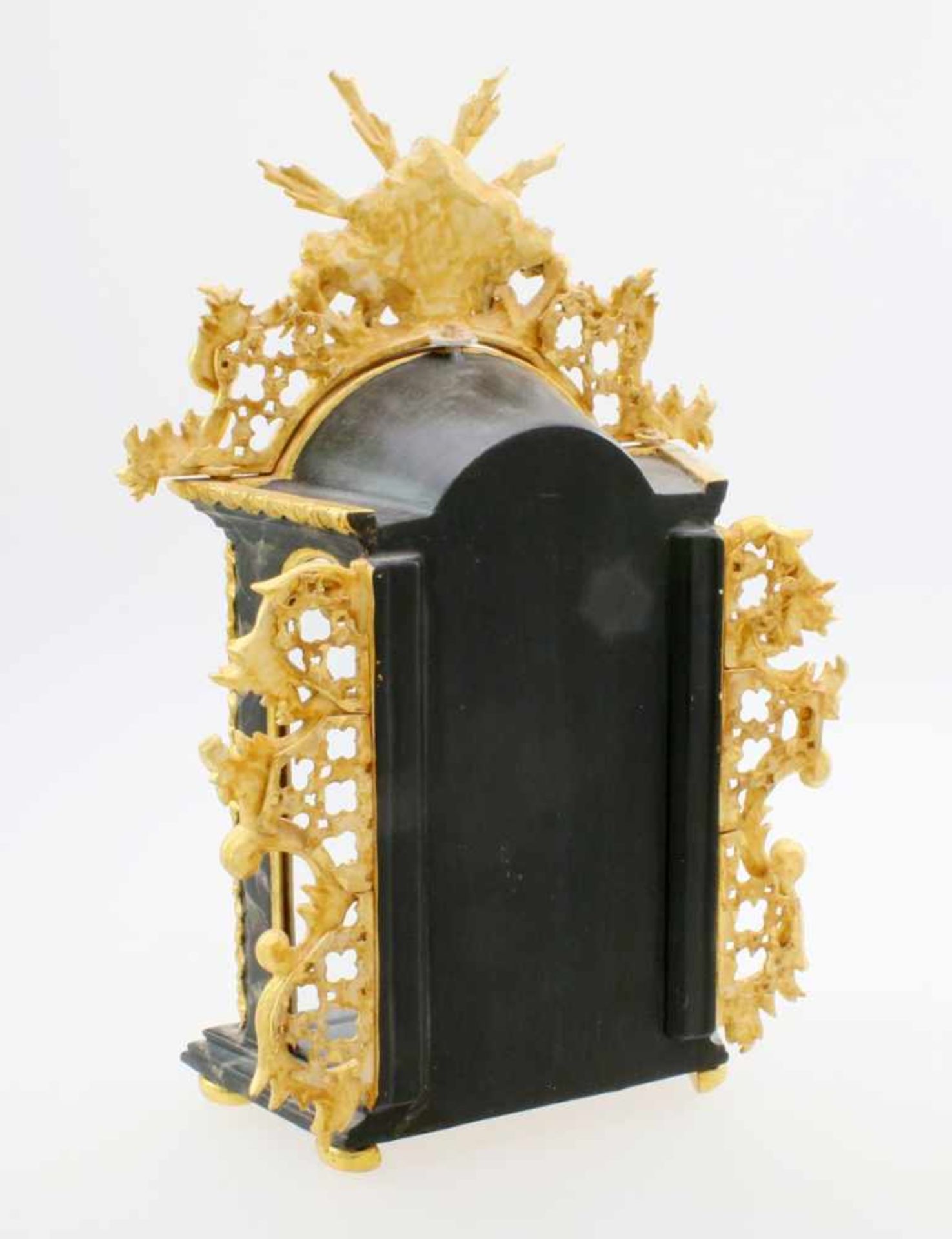 Handgeschnitzter Hausaltar Dreiseitig verglaster Altar in Trapezform, reich goldstaffiert. Innen - Bild 2 aus 2