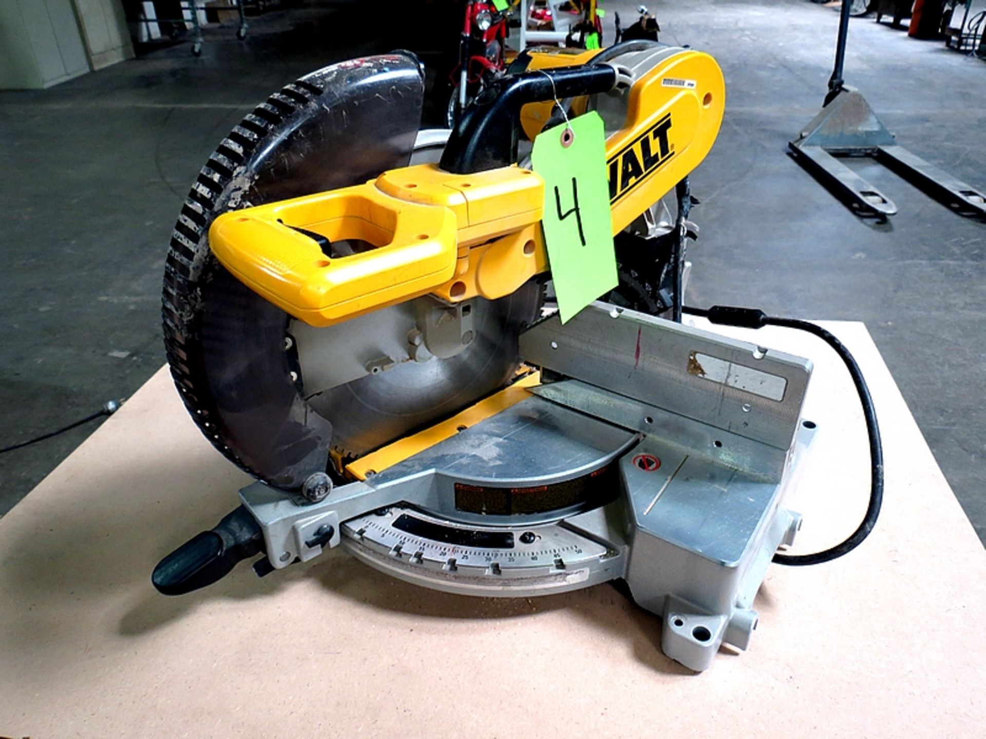 DEWALT COMPOUND DW716 MITER SAW