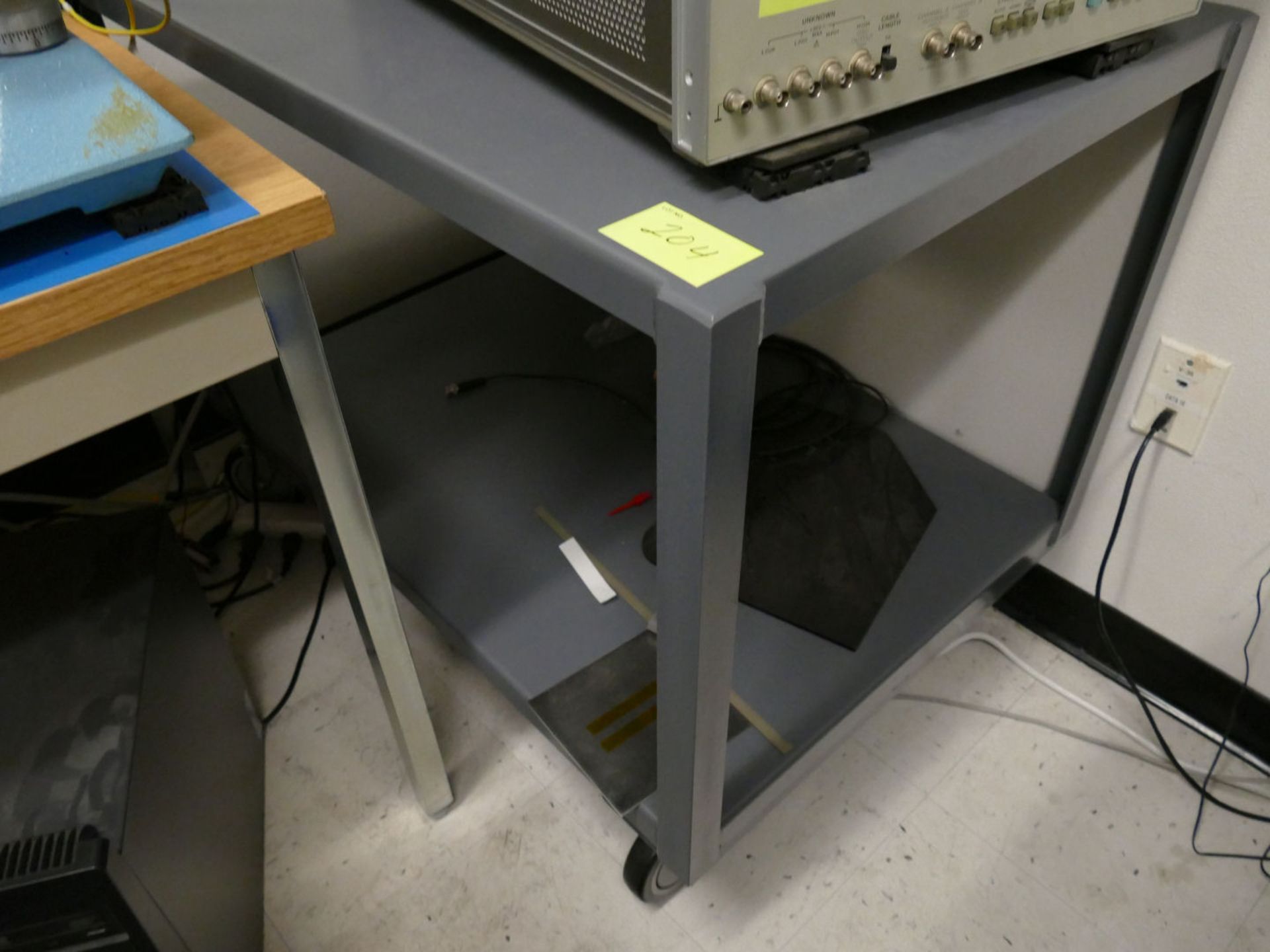 METAL CART (ROOM7)